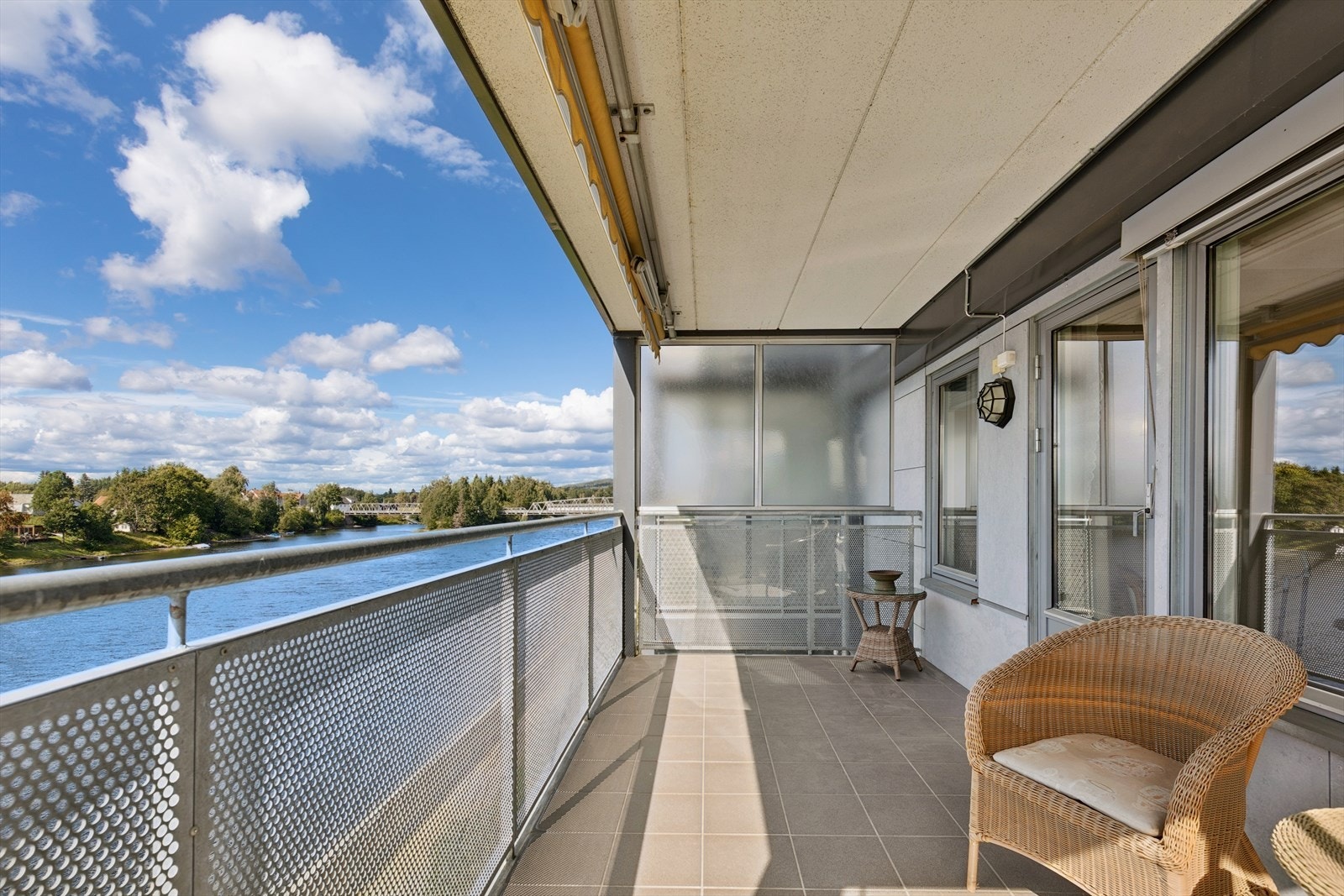Balkongen har gode solforhold og er utstyrt med markise. Galleribilde