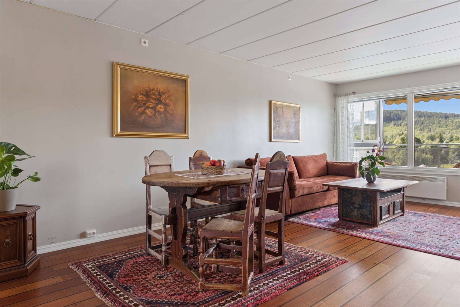 Stuen er romslig og har gode møbleringsmuligheter. Galleribilde
