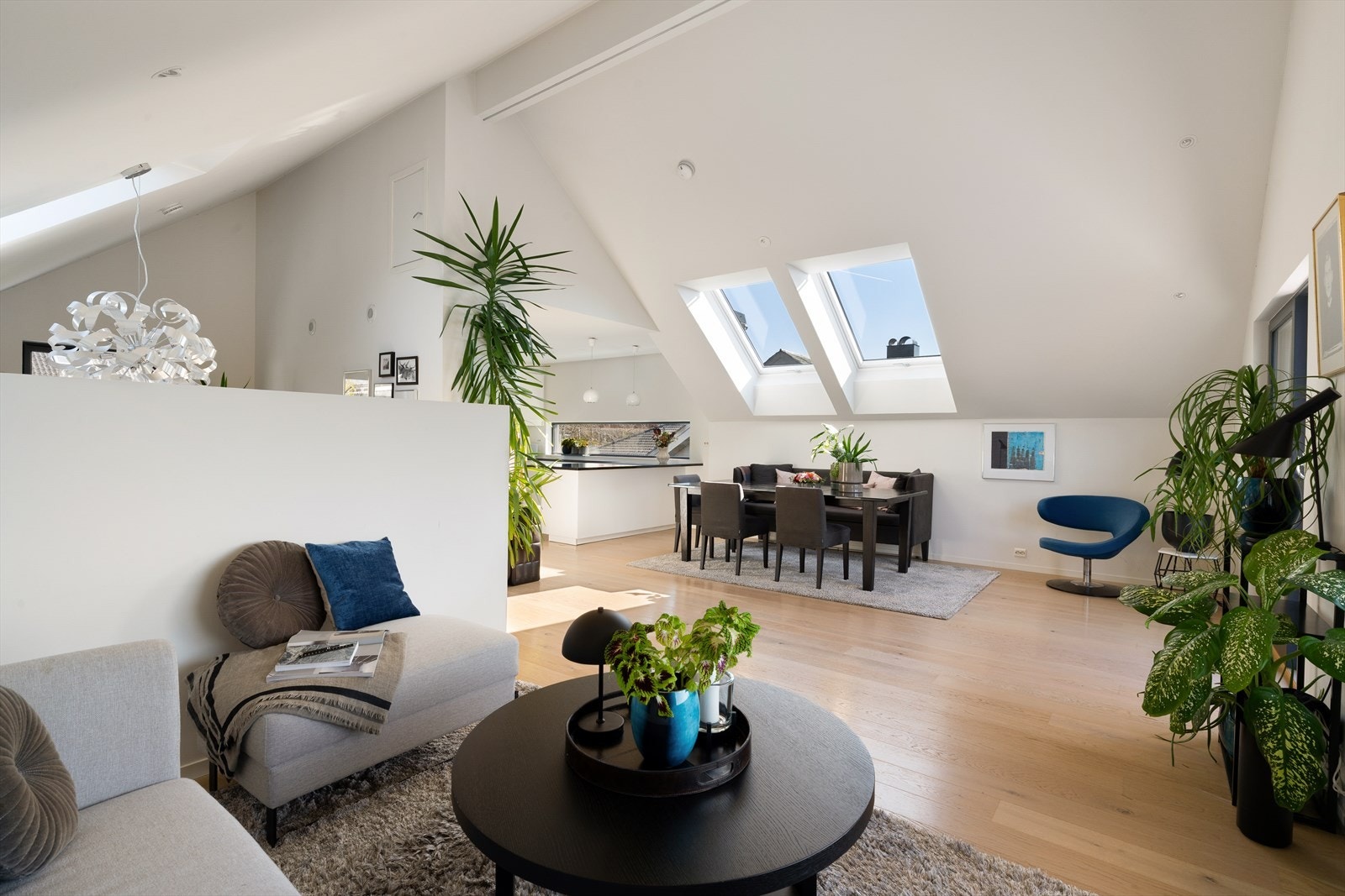 I 2. etasje finner man boligens sosiale hjerte, en lys og luftig stue og kjøkkendel som byr på god plass og en behagelig atmosfære. Galleribilde