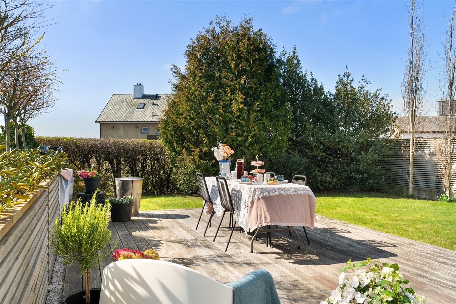 Solrik terrasse og hage med god plass til spisegruppe, grill, loungemøbler og beplantning. Galleribilde