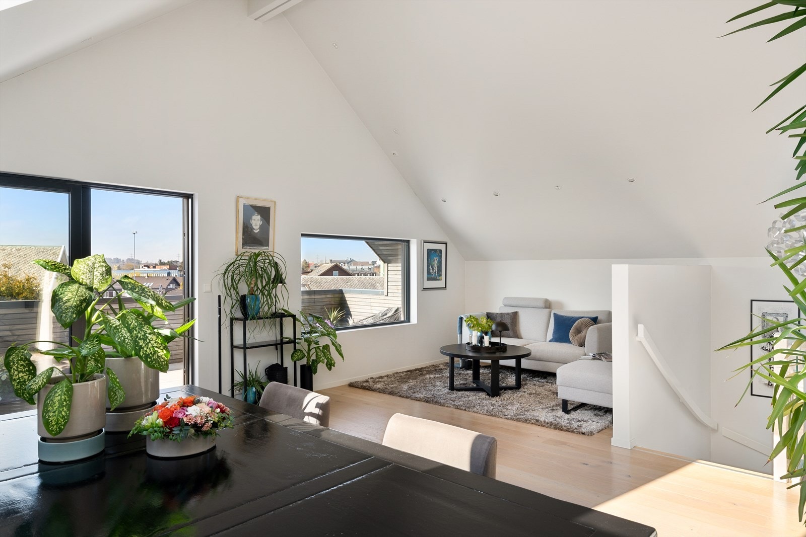 Stuen har store vindusflater som slipper inn rikelig med naturlig lys, og den åpne planløsningen gir god plass til møblering etter ønske. Galleribilde