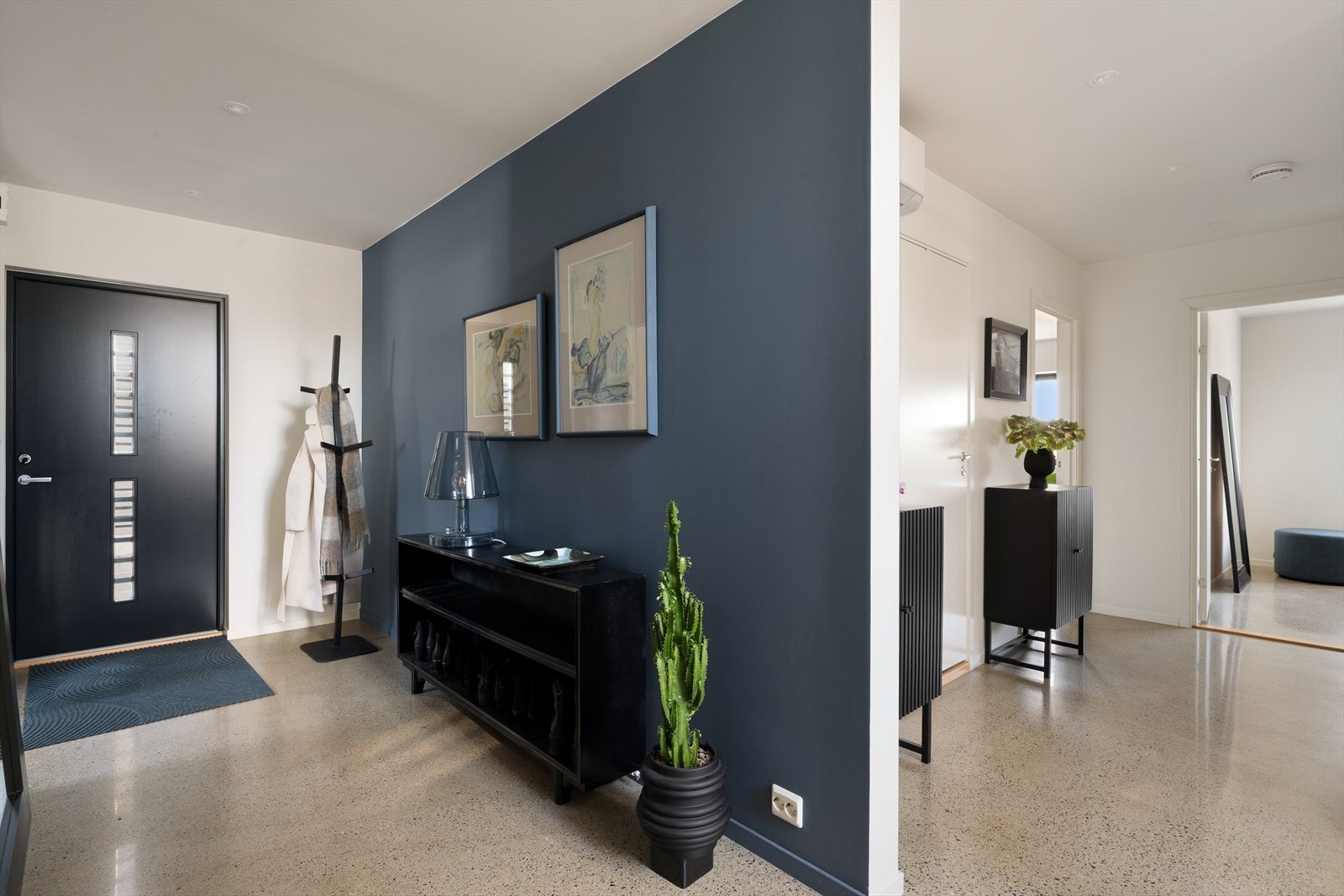 Stor og romslig entré med downlights i himling og god plass til å henge fra seg yttertøy. Galleribilde