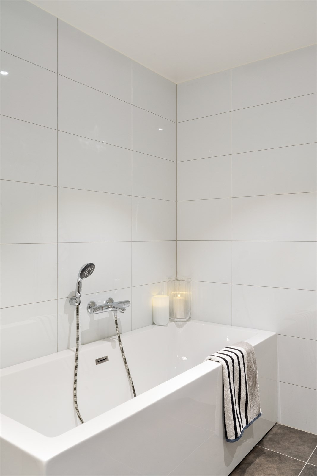 Det største badet er innredet med dobbel servant i seksjon, badekar, dusjhjørne og vegghengt toalett. Galleribilde