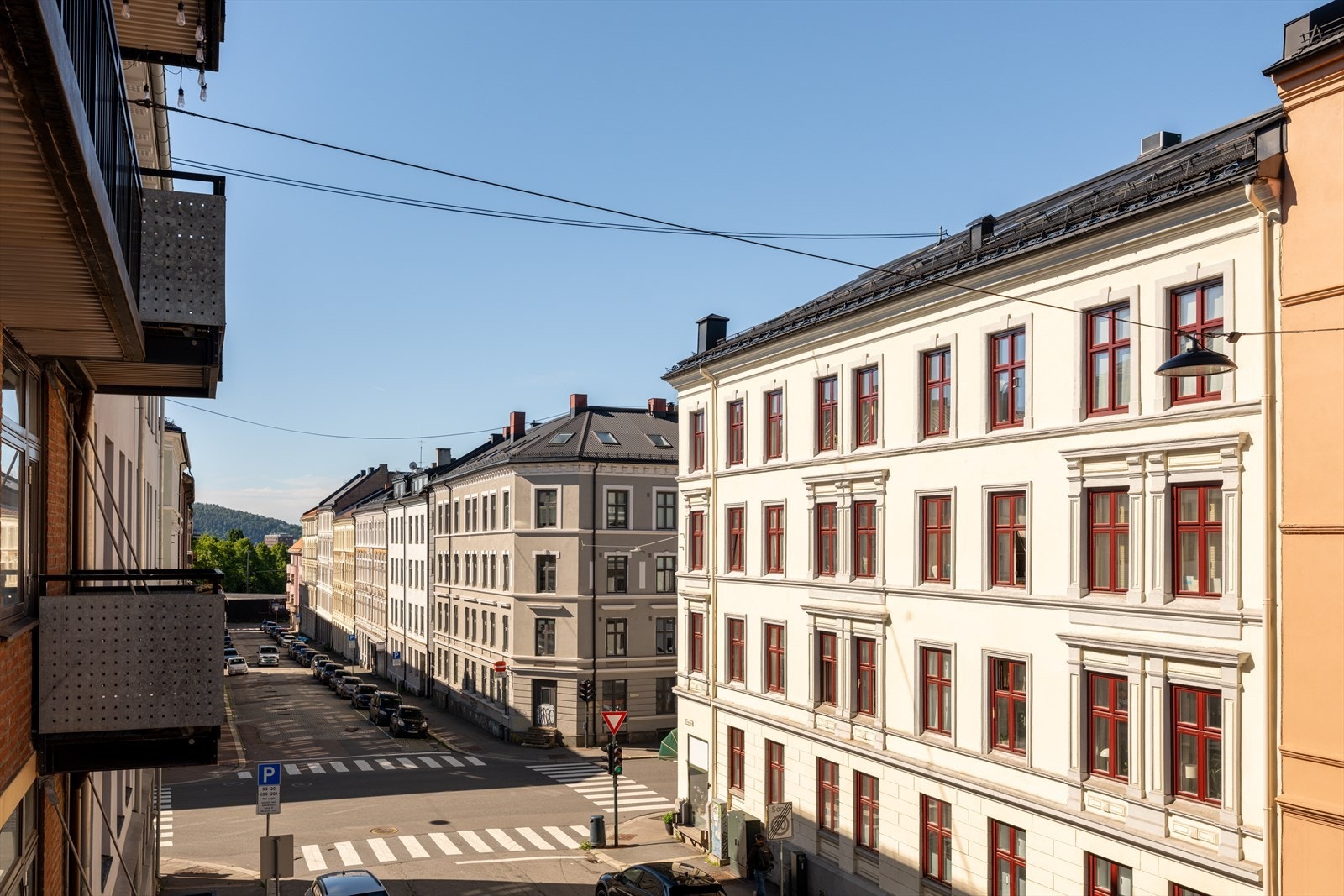Hyggelig utsikt mot nabolaget bygårder med fasader i klassisk stil. Galleribilde
