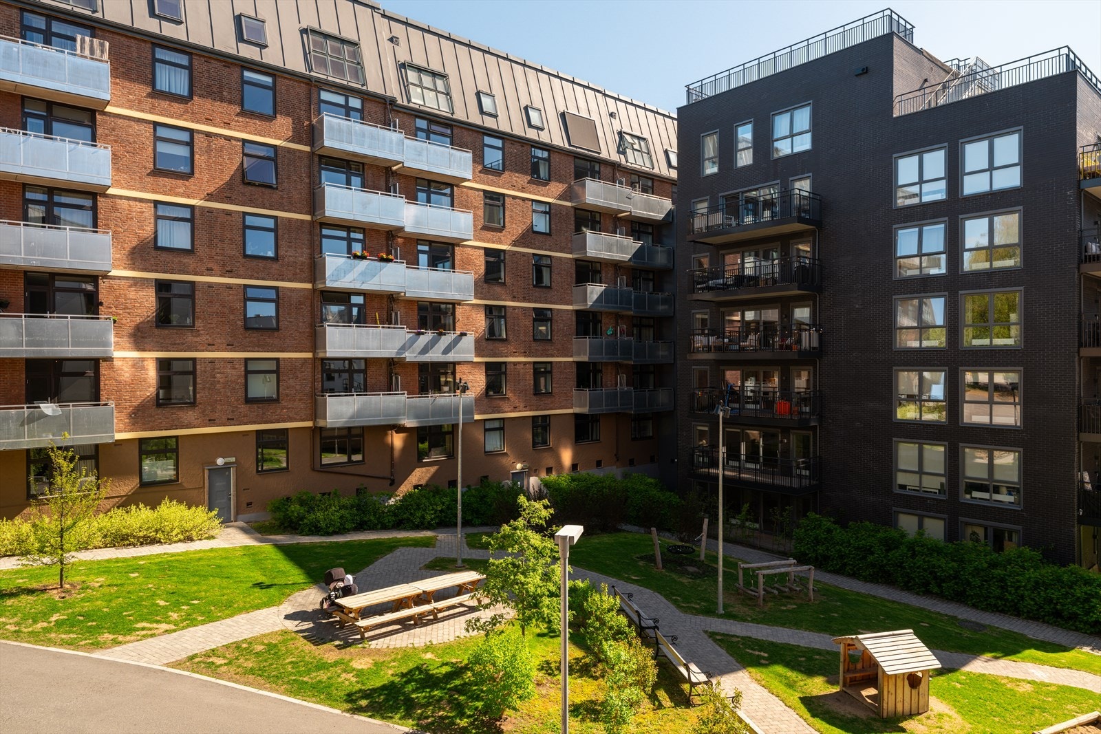 Her får du en sentral og populær beliggenhet på Rodeløkka, like ved Birkelunden, samtidig ligger leiligheten stille til i indre gårdsrom. Galleribilde