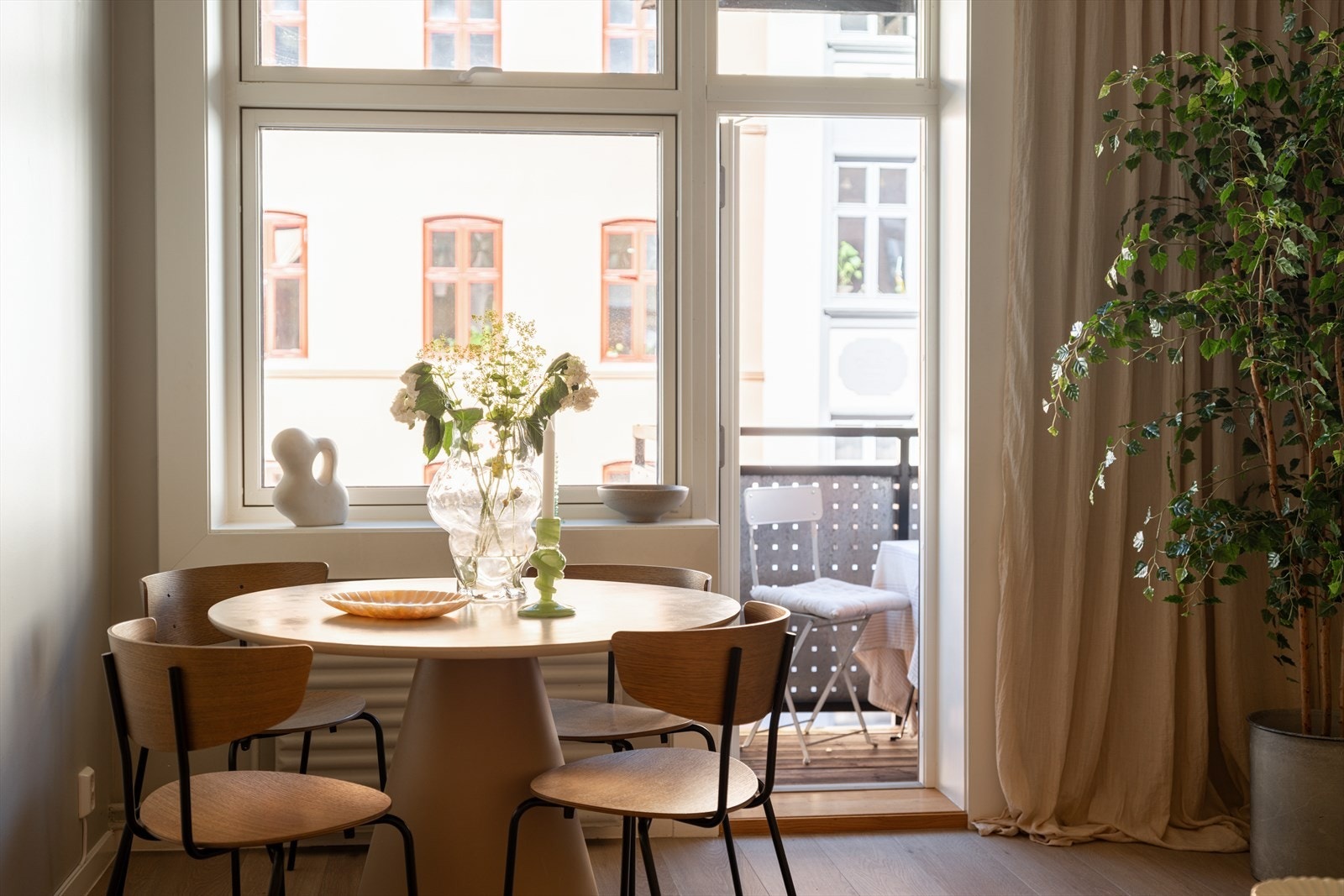 Kombinasjonen av den rause takhøyden, store vinduene og beliggenheten i høyden bidrar til en herlig romfølelse. Galleribilde