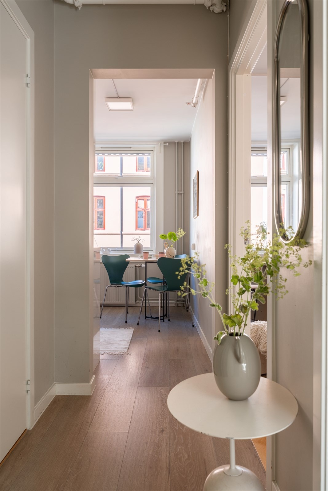 En hyggelig gang fører deg mellom rommene. Galleribilde