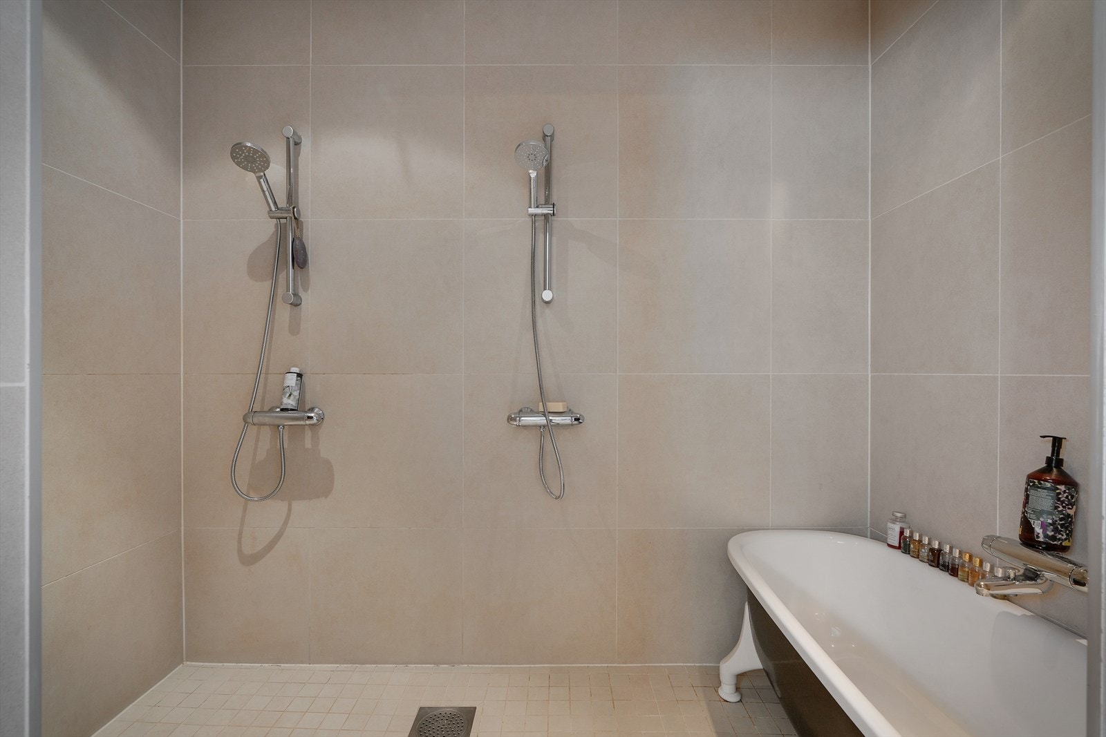 Badet er utstyrt med både badekar på løveføtter og en stor dusjnisje med to dusjer. Galleribilde