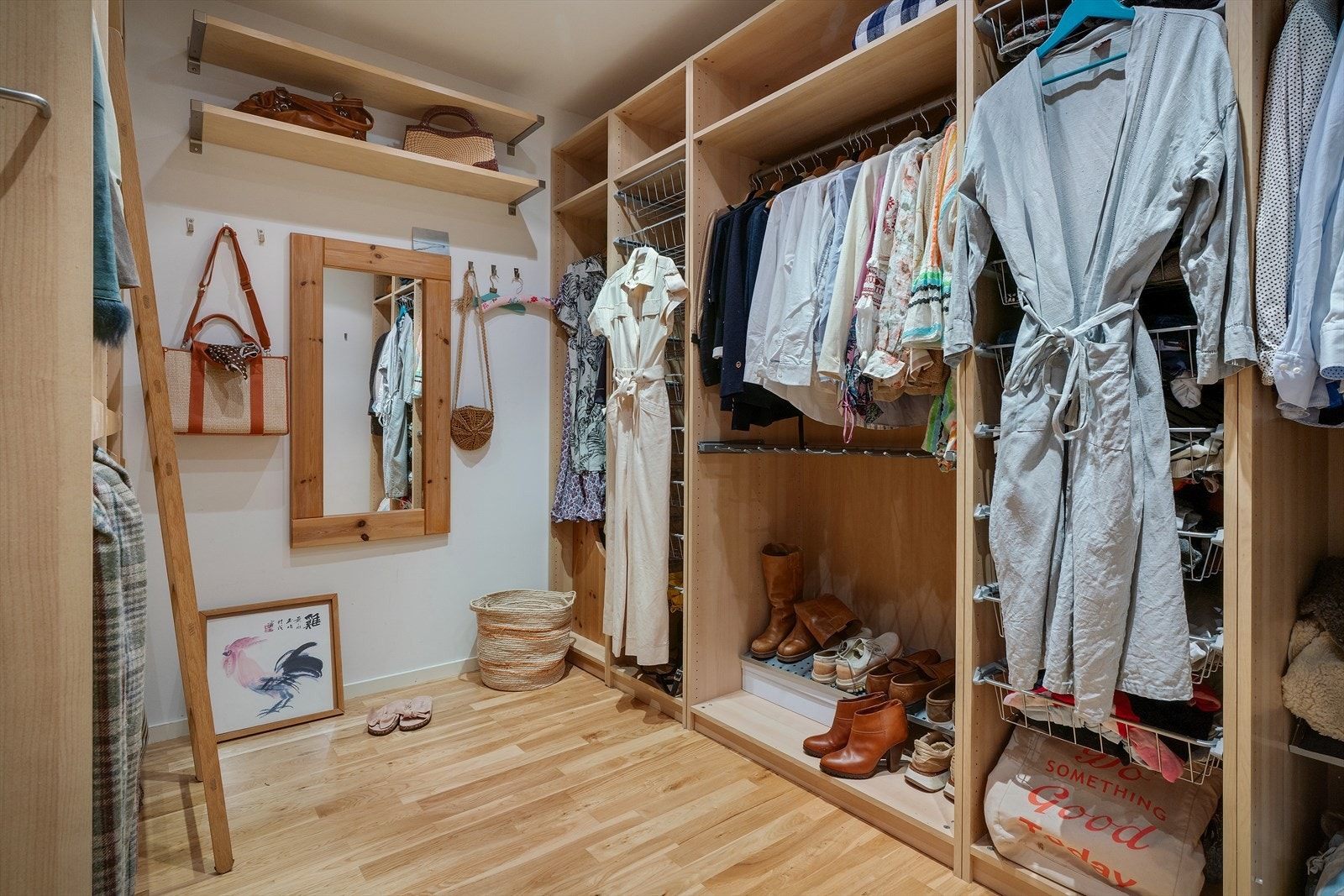 Et eget rom er innredet som walk-in-closet med fleksible hyllesystemer. Galleribilde