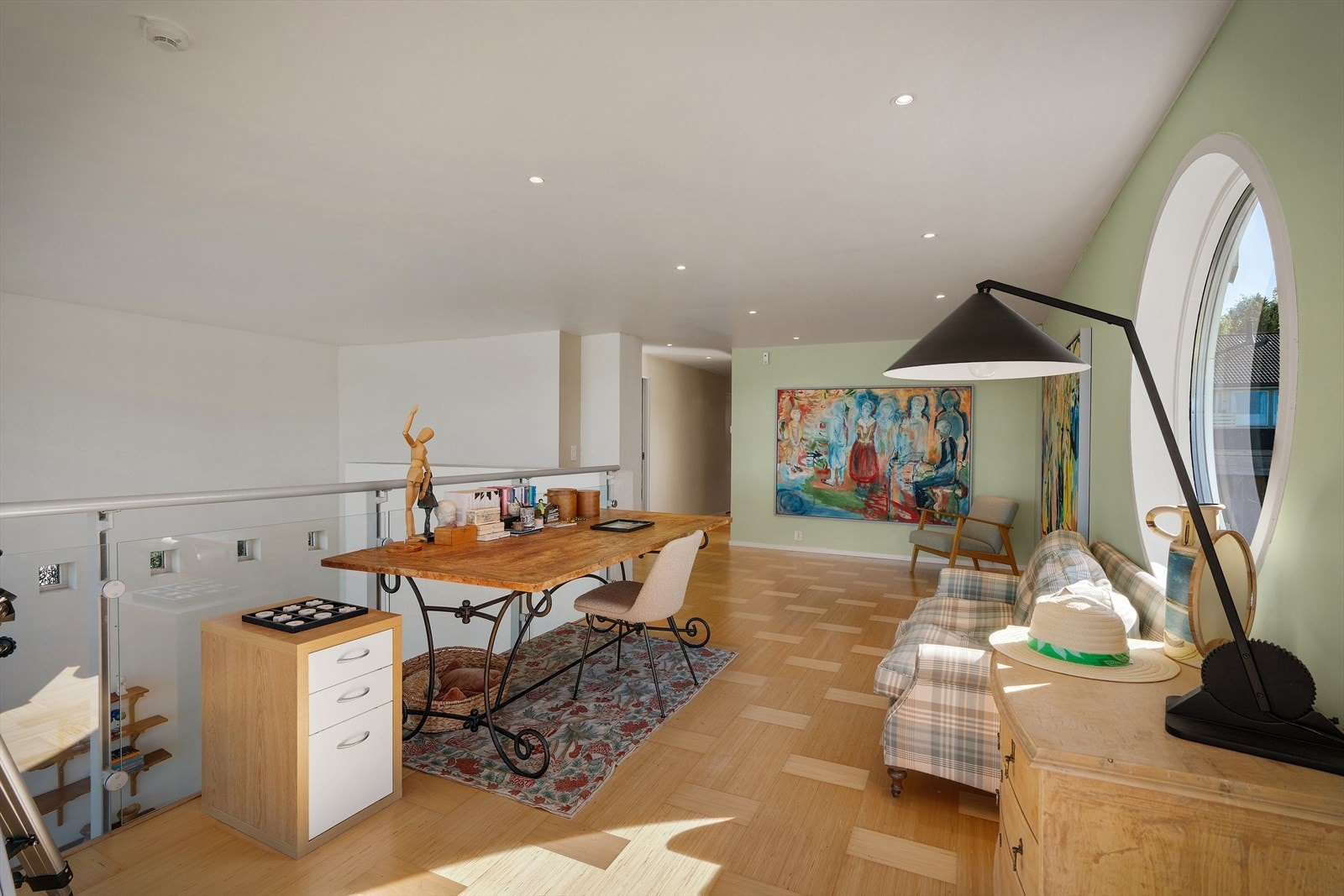 Den romslige stuen gir god plass til en egen kontoravdeling. Galleribilde