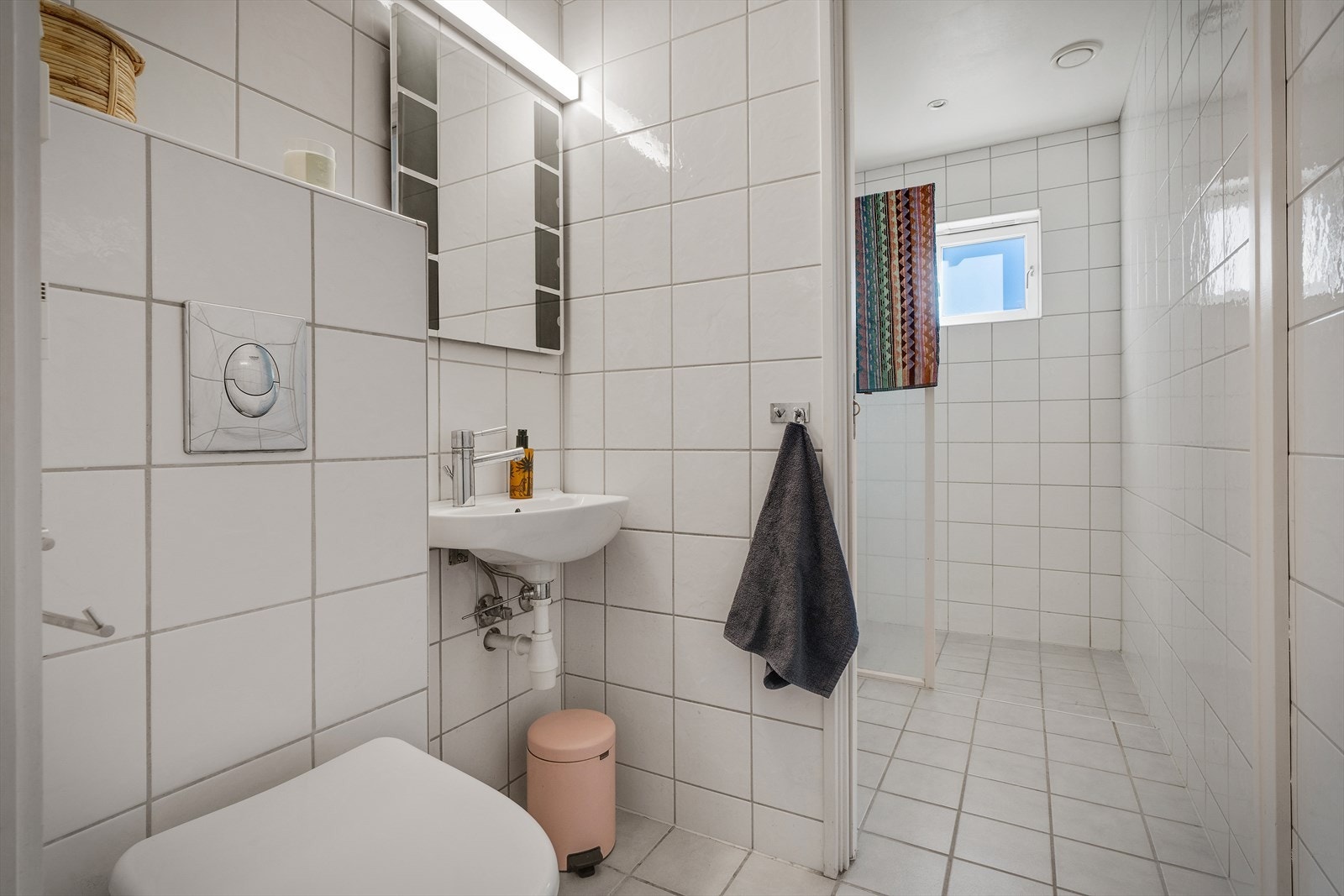 Et av boligens totalt tre bad, praktisk plassert i soveromsavdelingen. Galleribilde