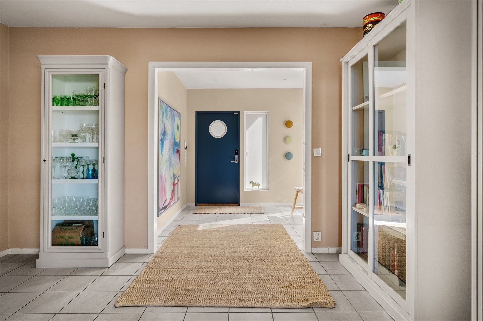 Innbydende entré med flislagt gulv og god plass til garderobeløsninger. Galleribilde