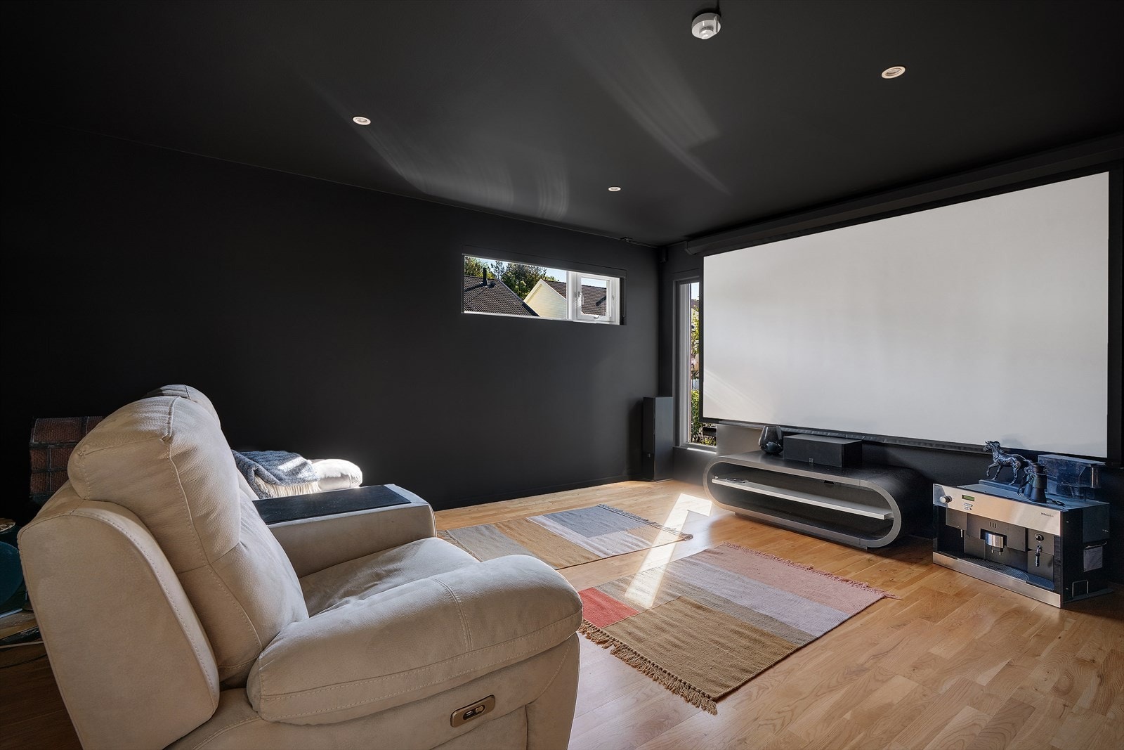 Et eget rom er innredet som hjemmekino for en ekte filmopplevelse. Kinoen har påkostede installasjoner innredet av Hi-Fi klubben. Galleribilde