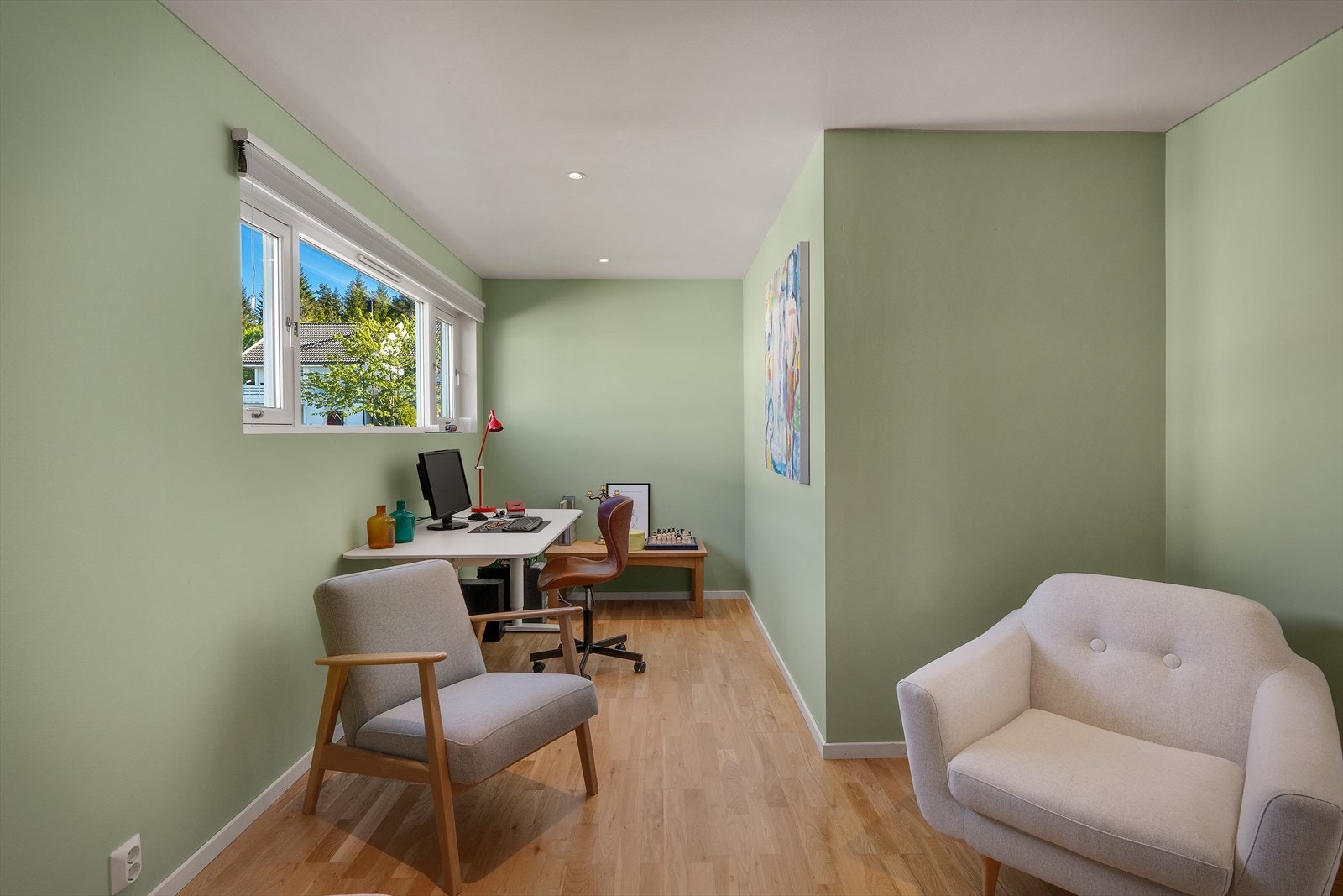 Rommet er lyst og har plass til både arbeidsplass og en liten sittegruppe. Galleribilde