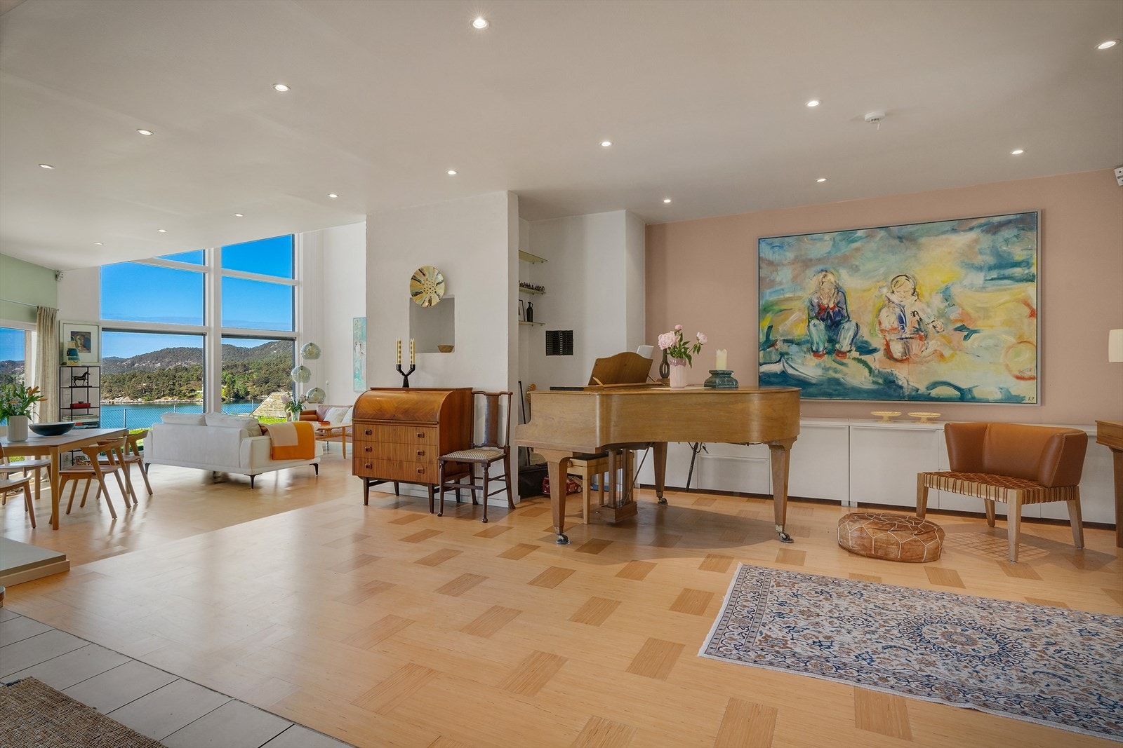 Stuen har god plass til både en stor sofagruppe og et flygel. Galleribilde
