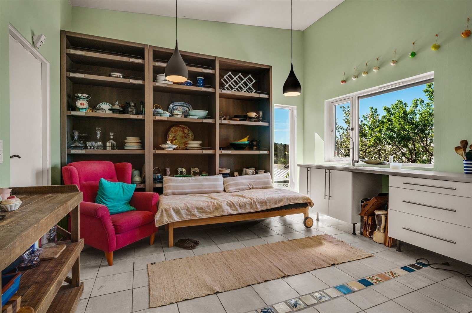 En egen krok på kjøkkenet gir plass til en hyggelig sittegruppe eller dagseng. Galleribilde