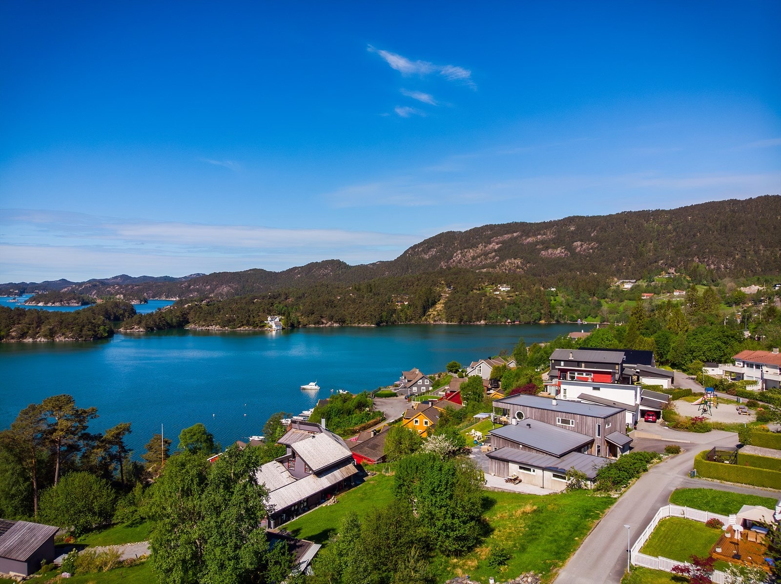 Området byr på umiddelbar nærhet til sjø, skog og mark. Galleribilde