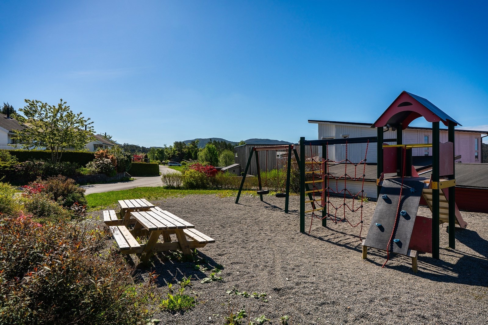 Lekeplassen er et hyggelig samlingspunkt for nabolagets barn. Galleribilde