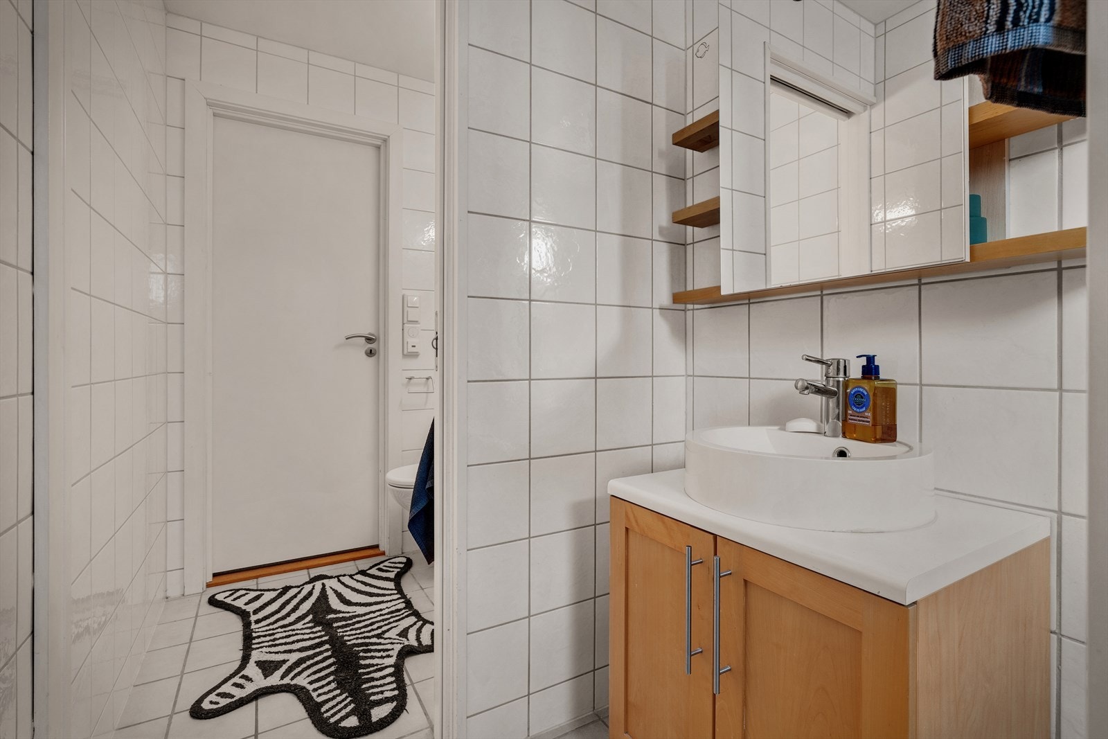 Badet har adkomst fra gangen. Galleribilde