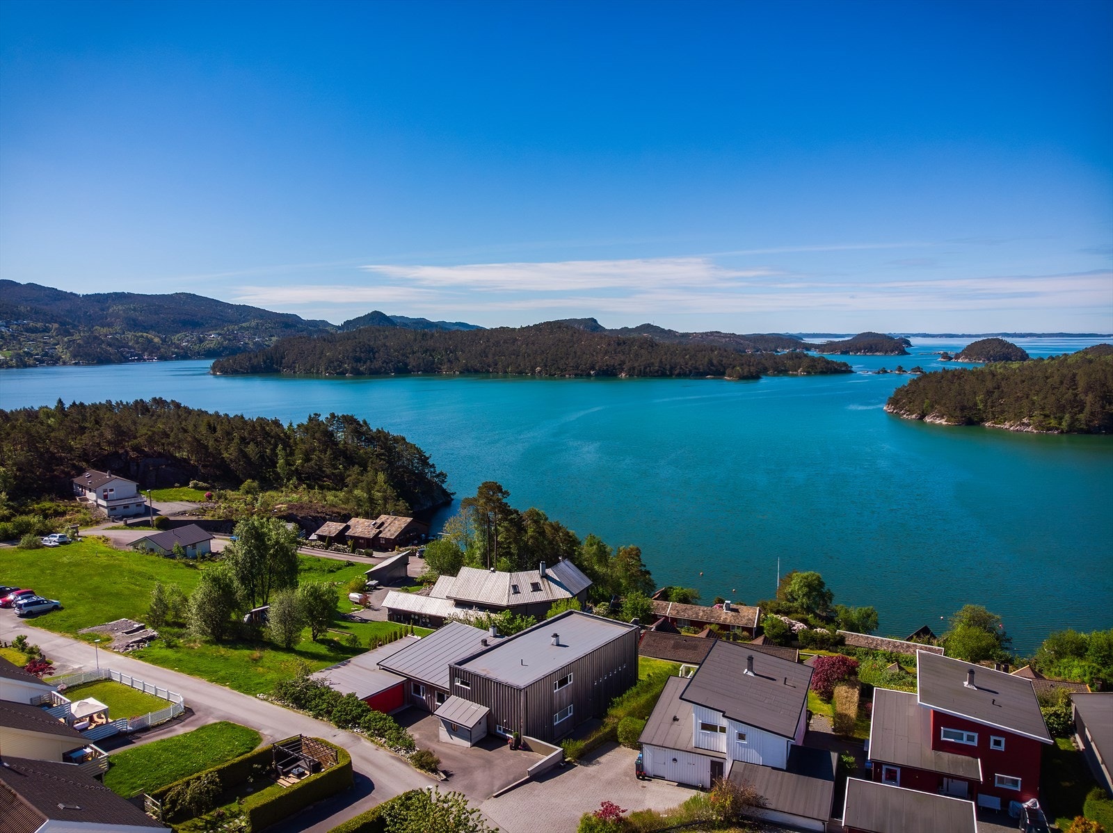 Eneboligen har en rolig og familievennlig beliggenhet i Nordvik, et etablert boligområde i Fana bydel. Området er preget av lite trafikk, med umiddelbar nærhet til sjø og flotte turmuligheter i skog og mark. Fra eiendommen er det utsikt over fjorden. Galleribilde