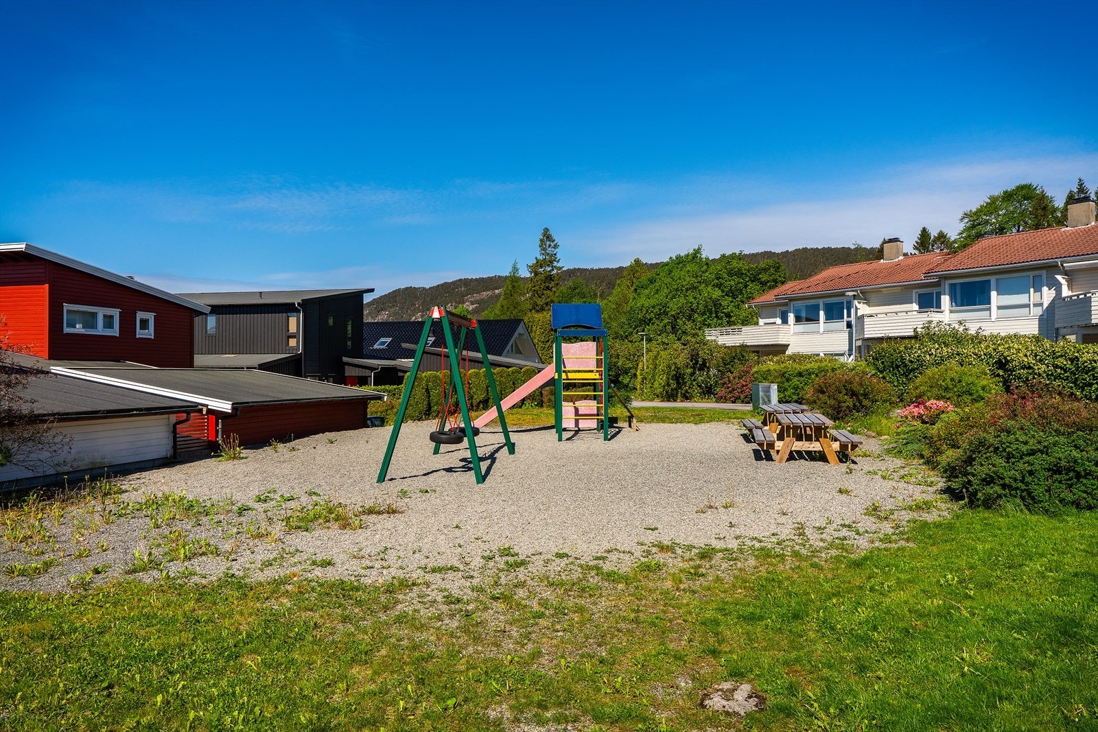 Nabolaget har egen lekeplass, noe som gjør området ideelt for barnefamilier. Galleribilde