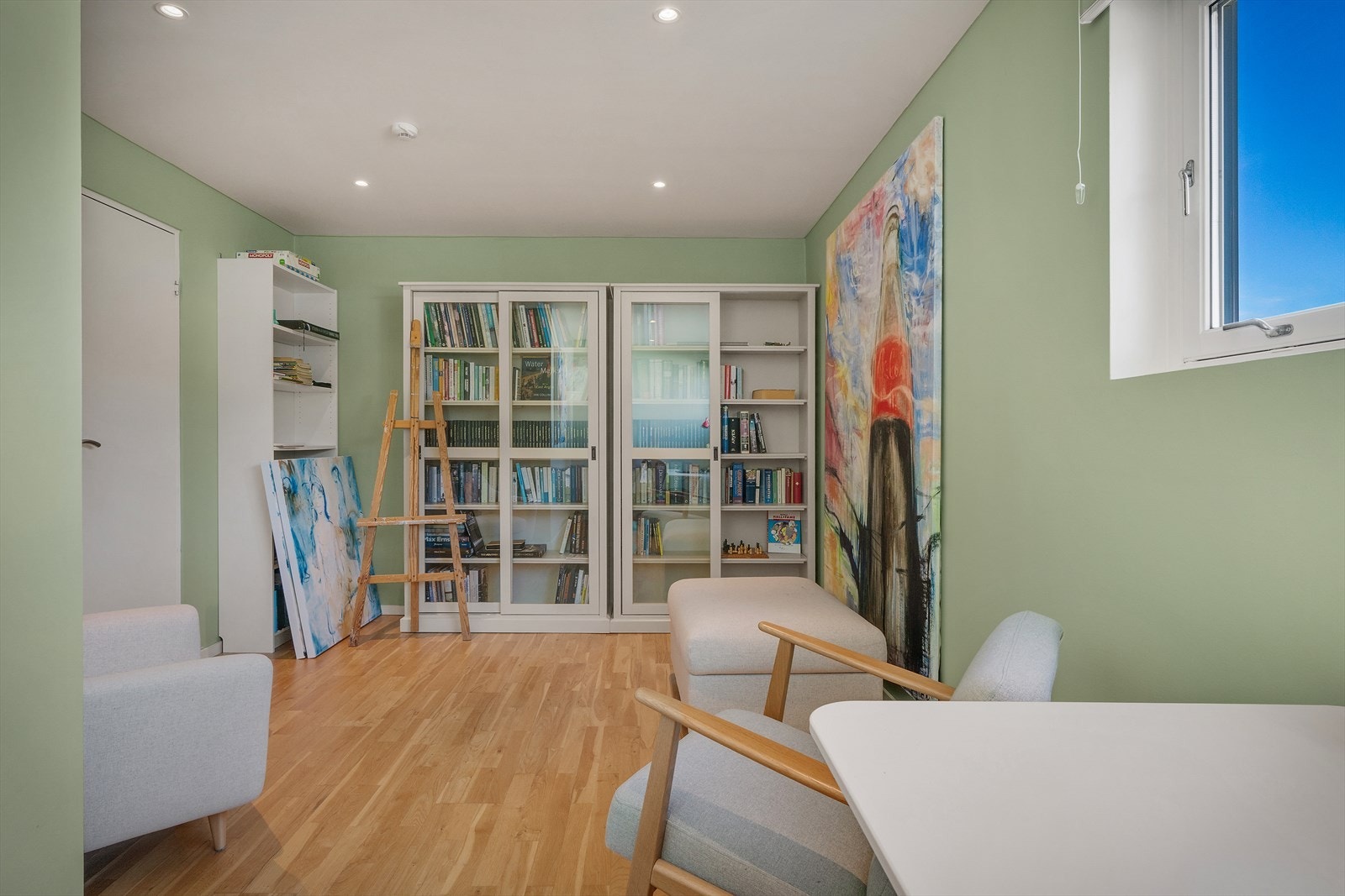 God plass til bokhyller og oppbevaring. Galleribilde