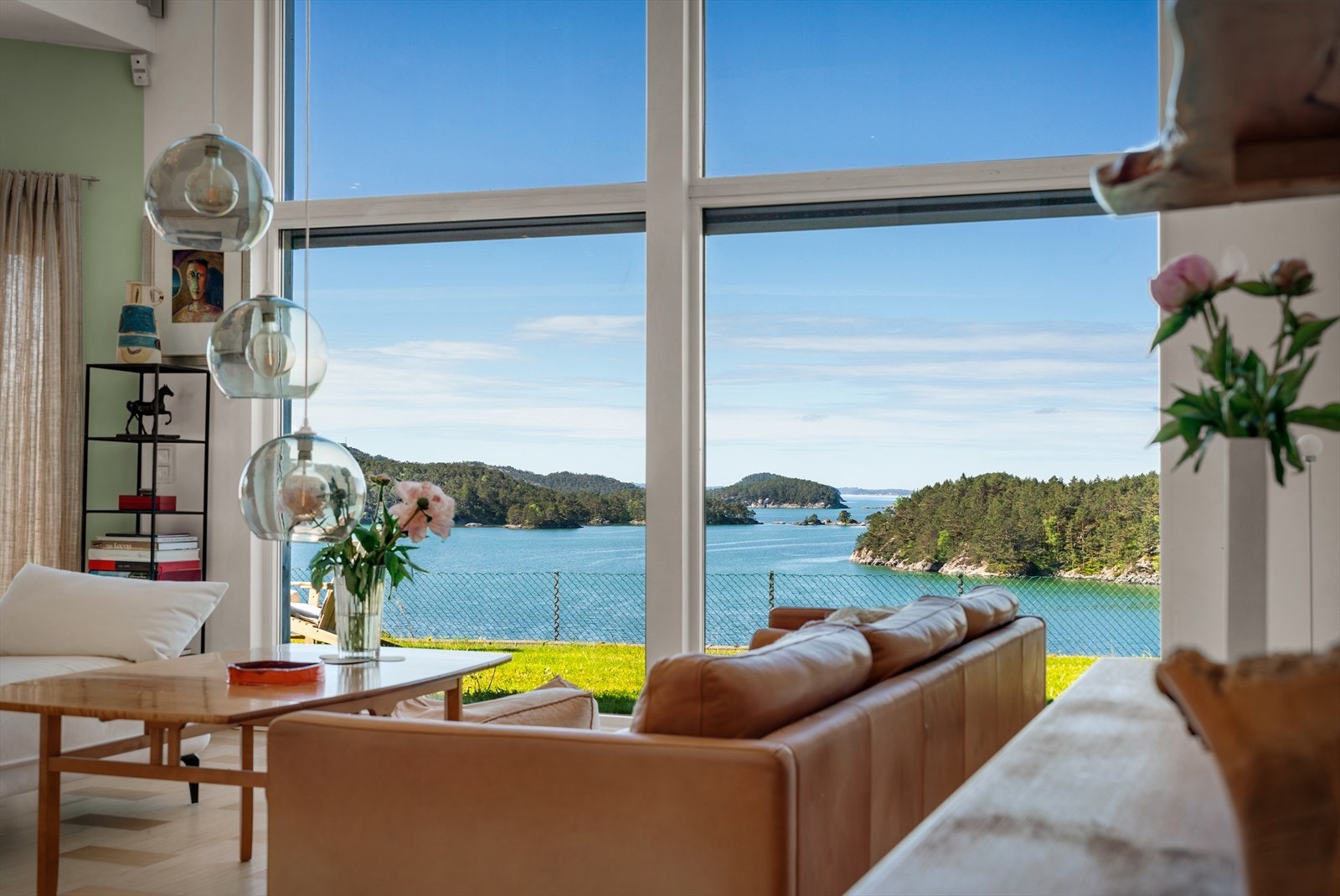 De store vinduene gir en nesten panoramisk utsikt over fjordlandskapet. Galleribilde