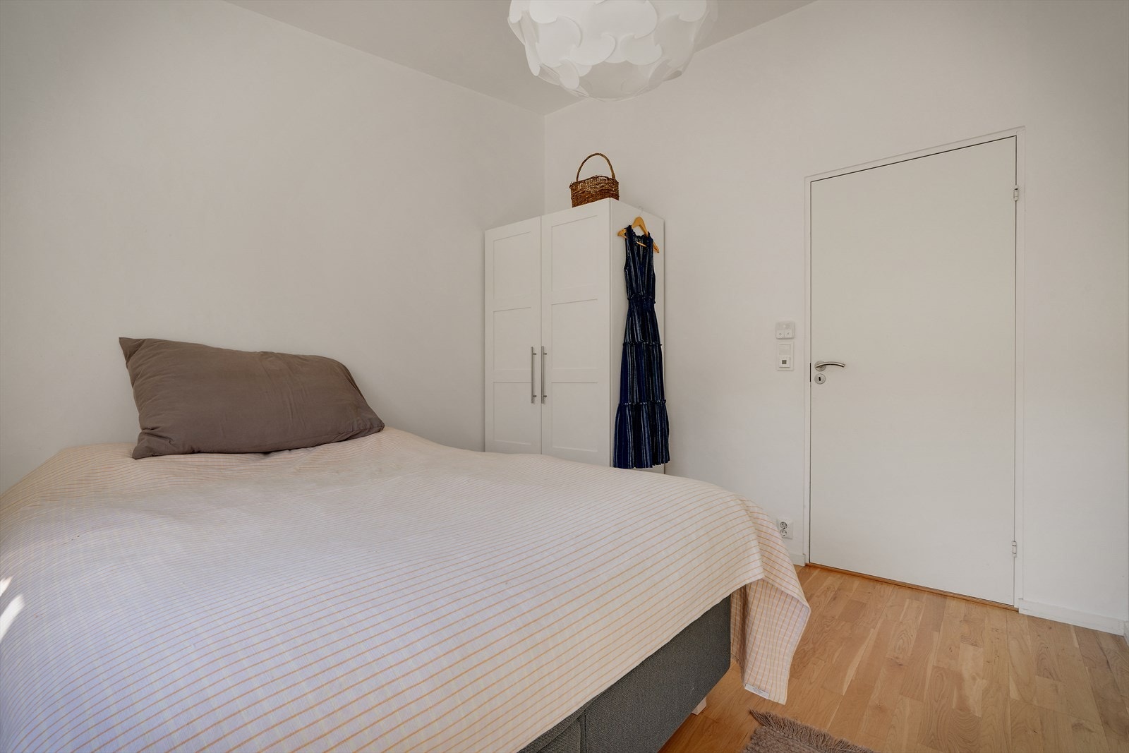 Soverommet har plass til både seng og garderobeskap. Galleribilde