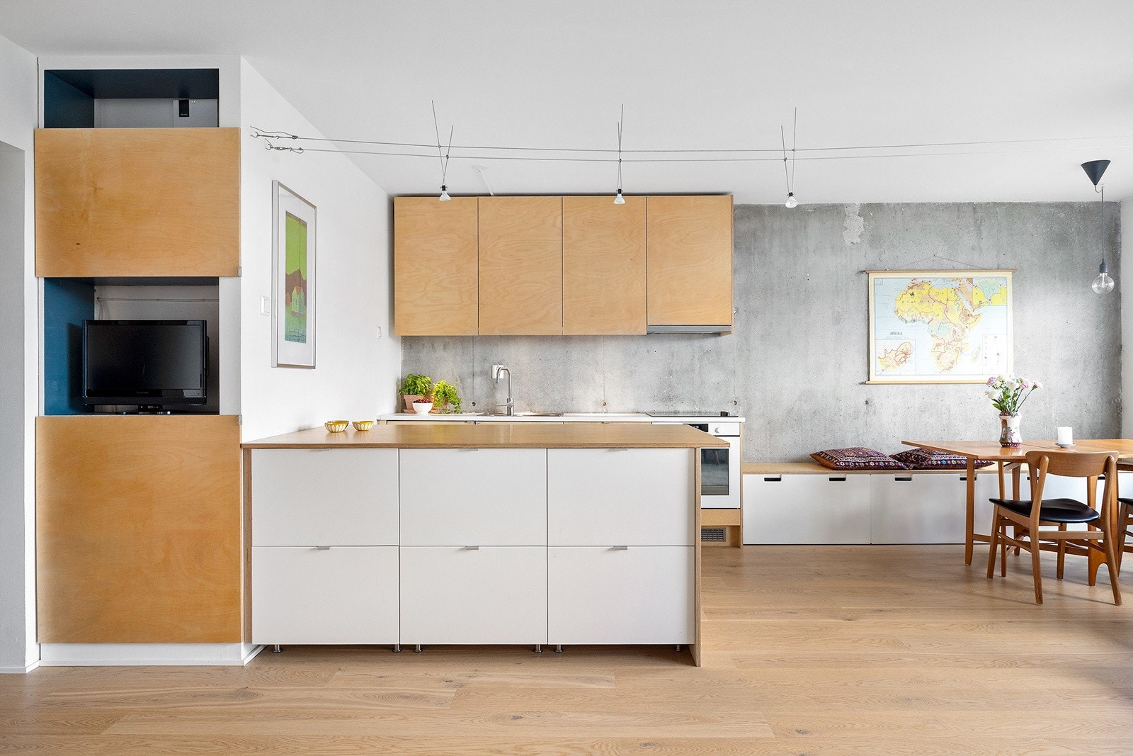 Kjøkkeninnredning med finer/laminat fronter/benkeplate. Galleribilde