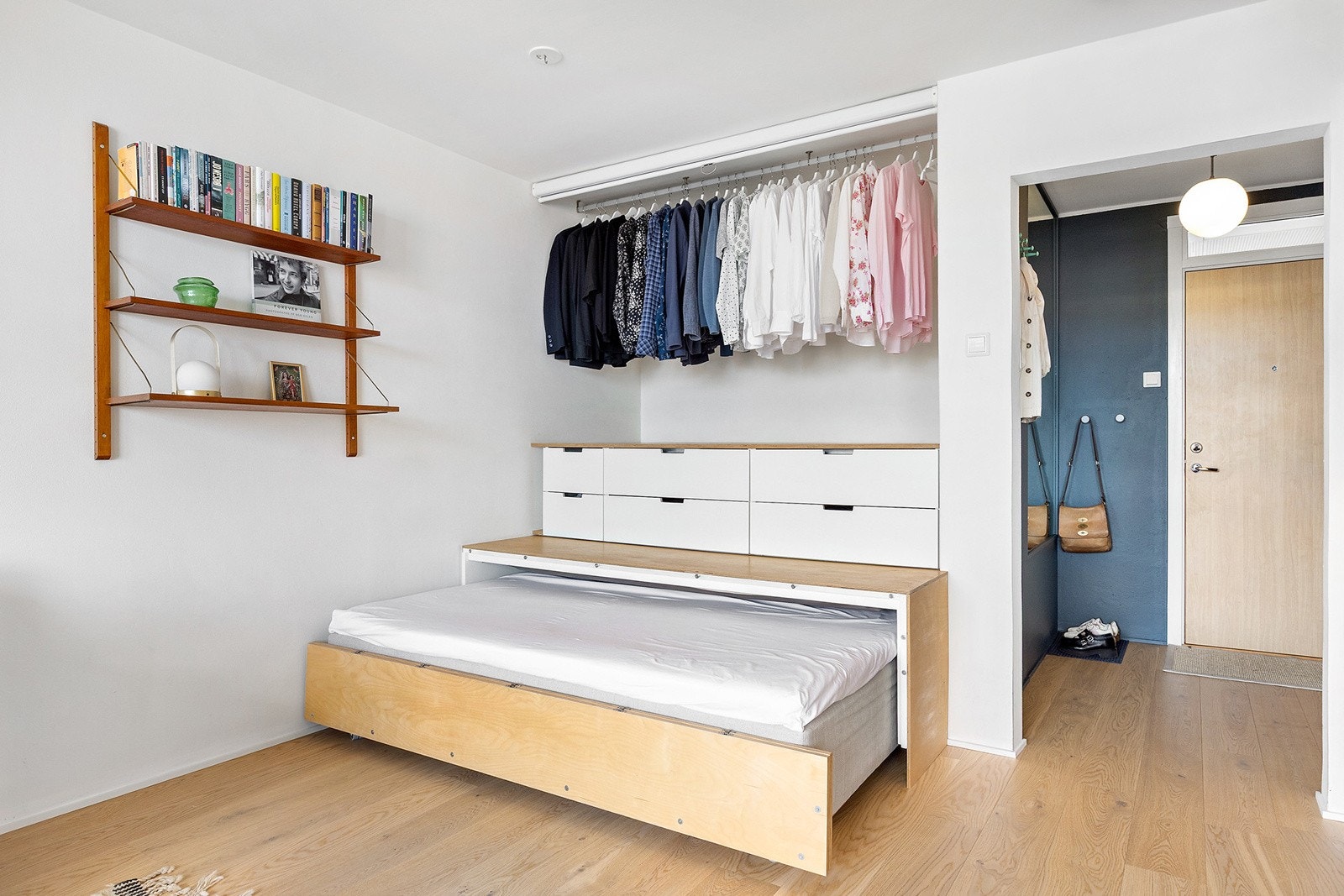 Dobbeltseng (140x200) skjult i veggnisje med romslig integrert garderobe over. Sengen rulles enkelt ut når den skal tas ut. Galleribilde