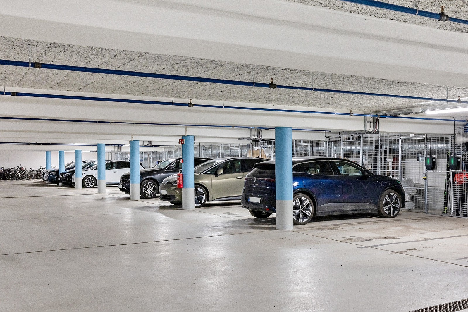 Beboerne kan leie garasjeplass med bod i oppvarmet og tørr garasje. Galleribilde