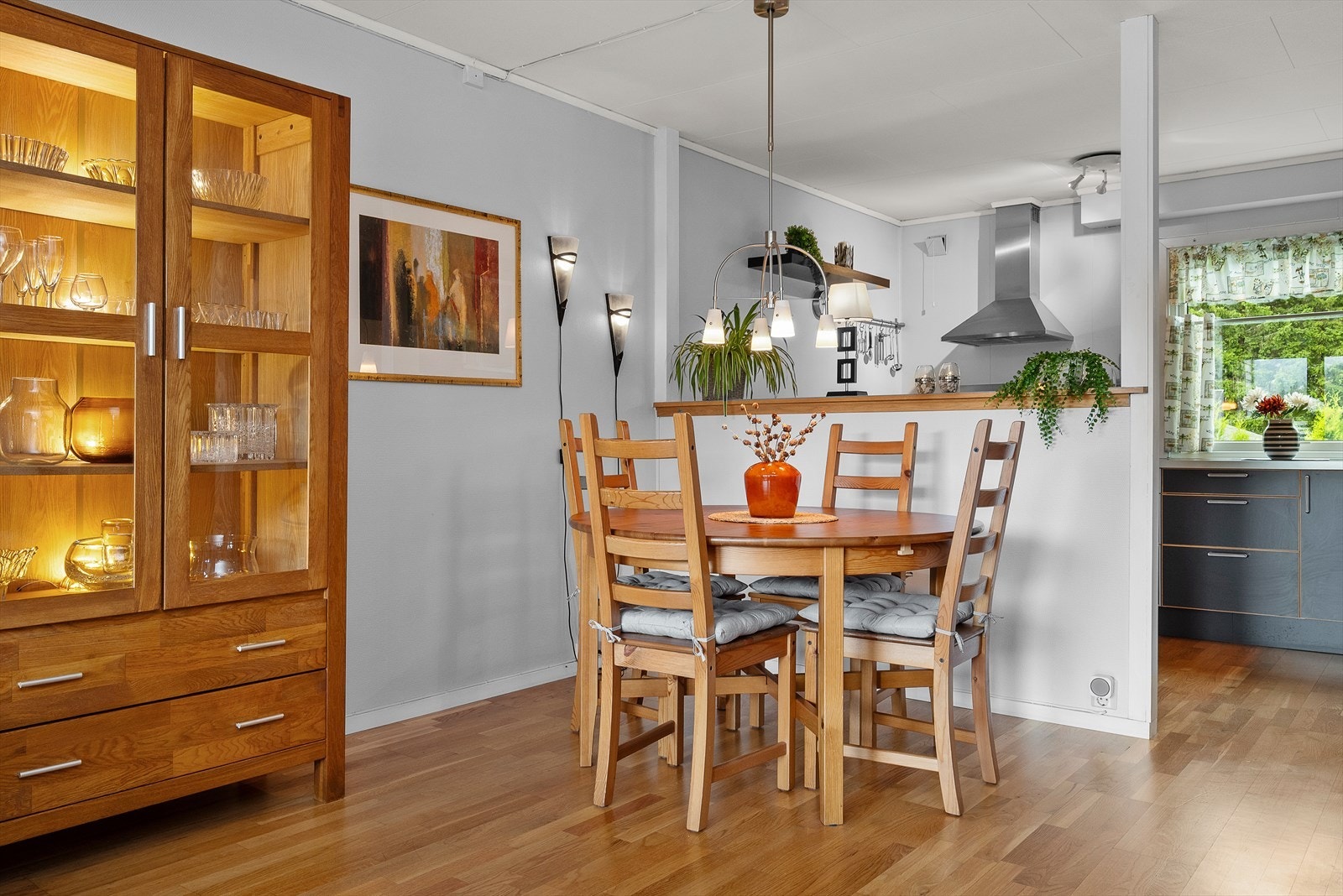 På stua, i nær tilknytning til kjøkkenet, er det plass for spisebord. Galleribilde