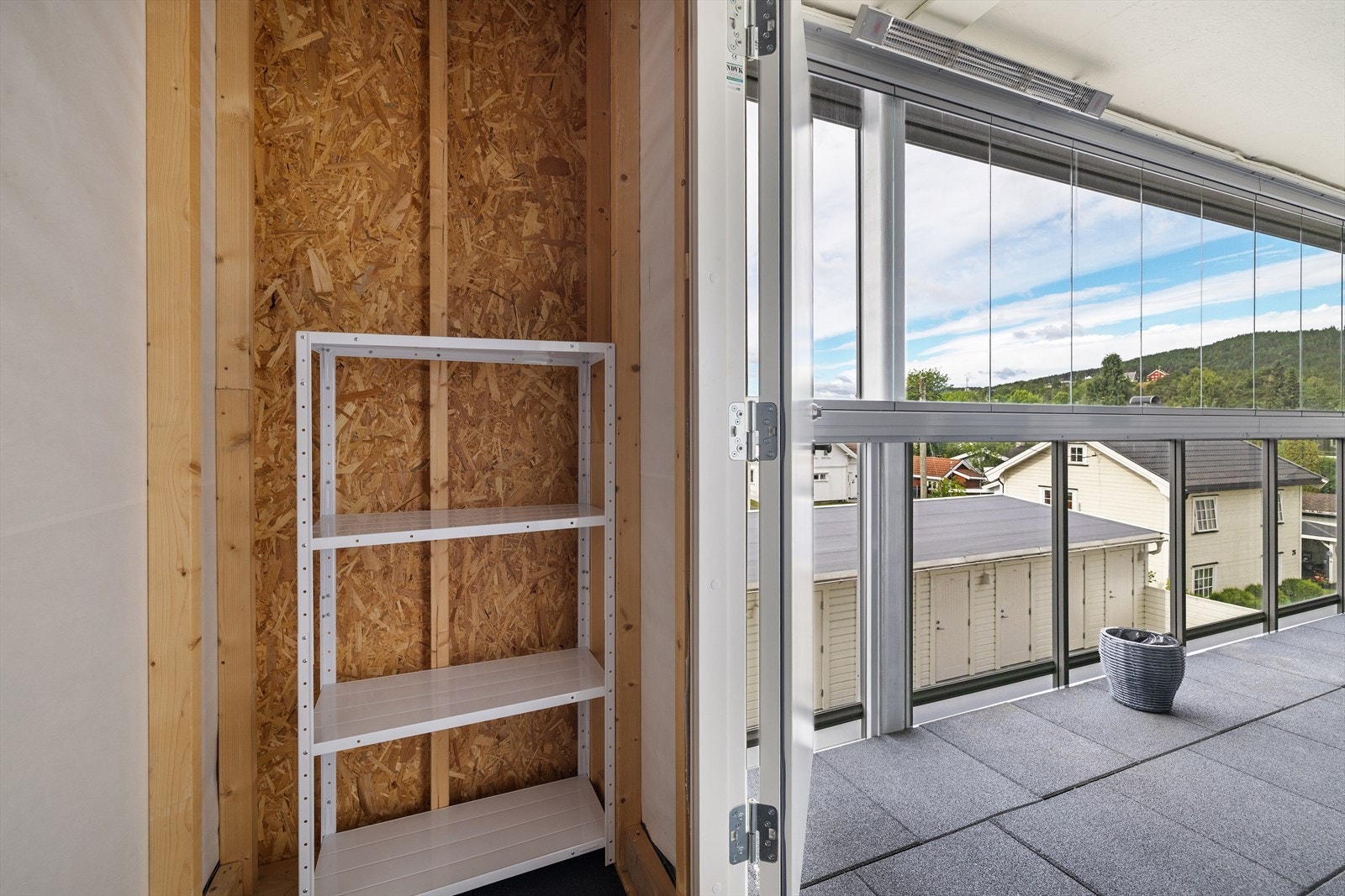 Balkongen har en praktisk bod på 2 m² og ettermontert varmelampe. Galleribilde