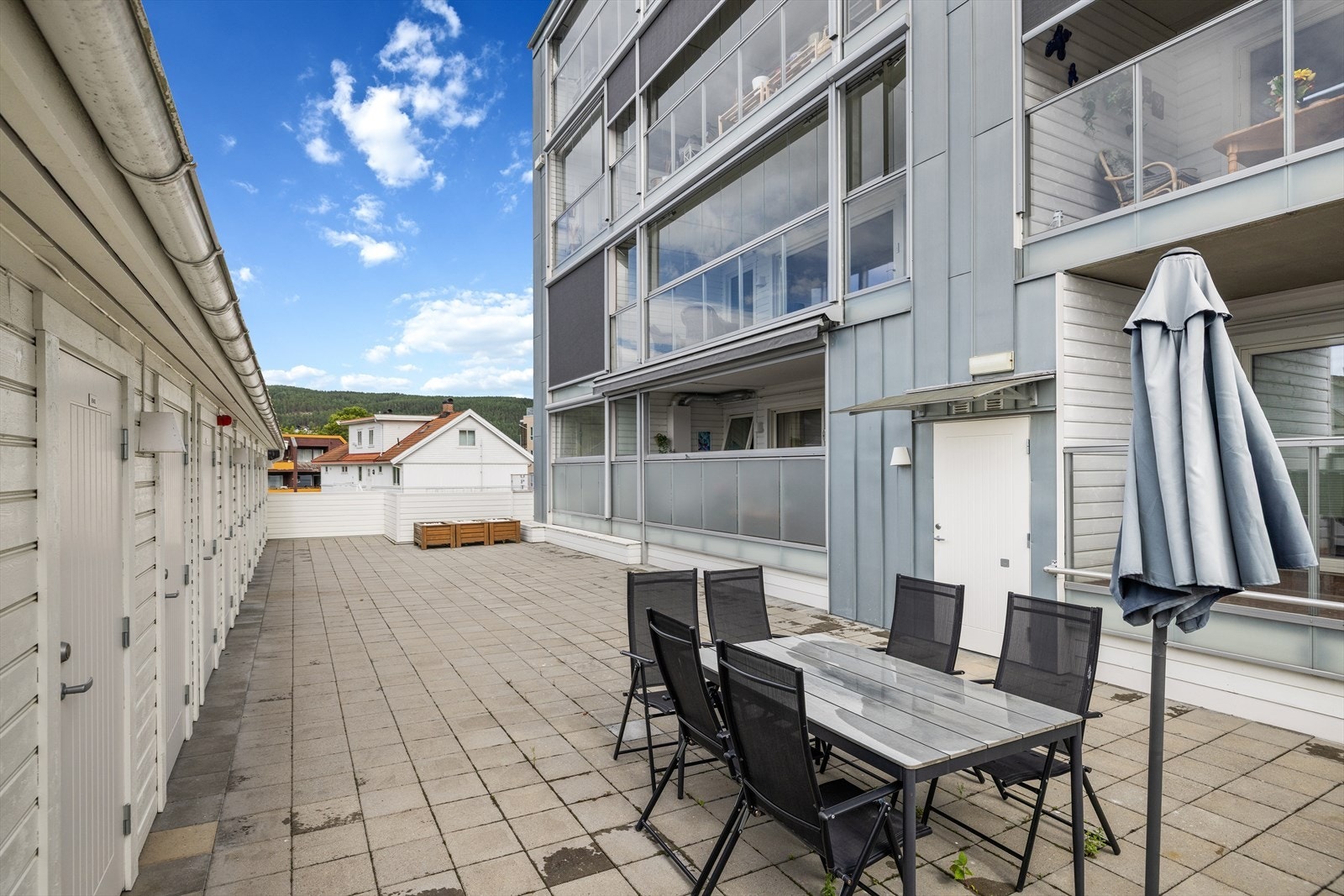 Til leiligheten hører en utebod på ca. 5 m² i en felles bodrekke i bakgården. Galleribilde