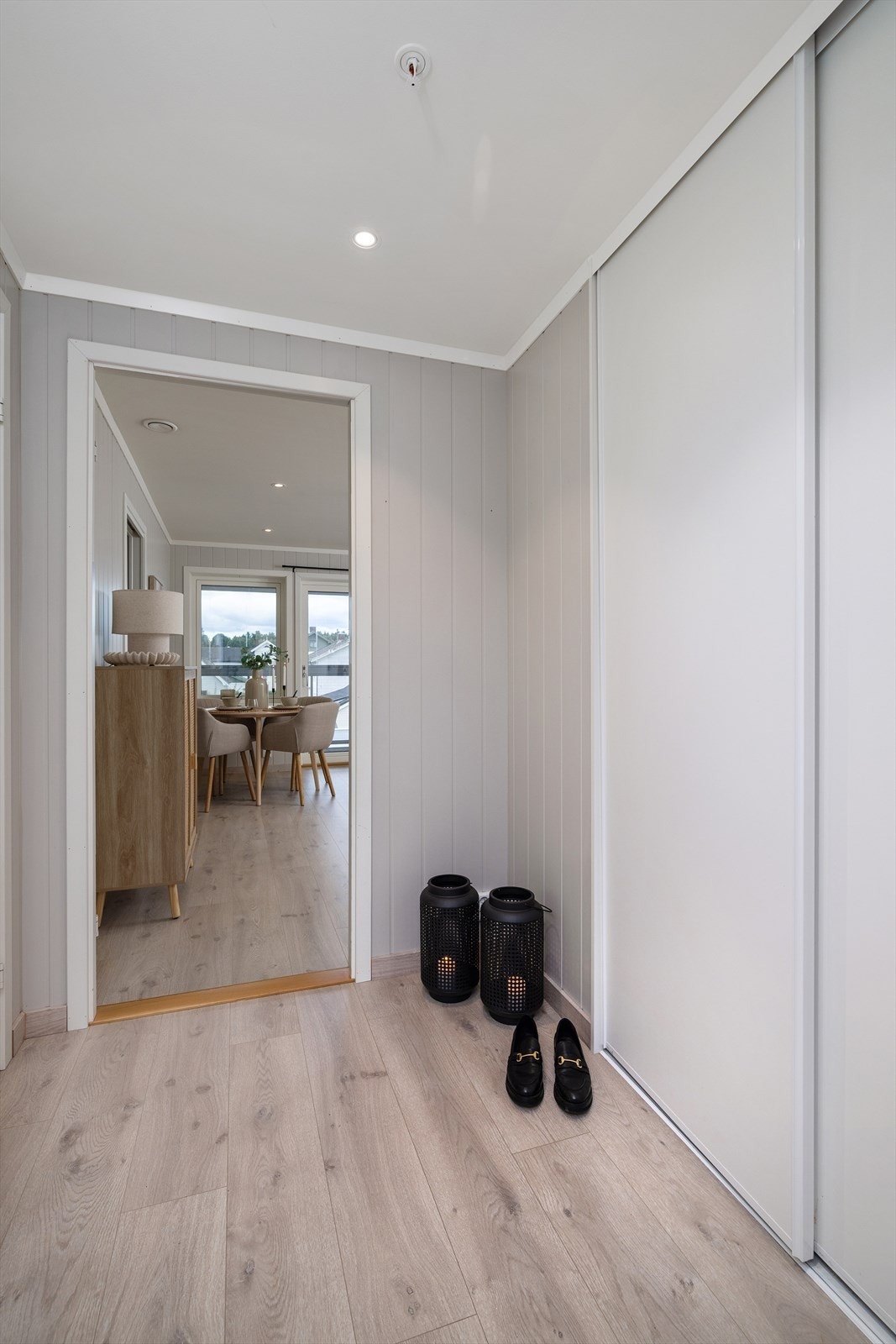 God plass til oppbevaring av yttertøy i en romslig skyvedørsgarderobe. Galleribilde