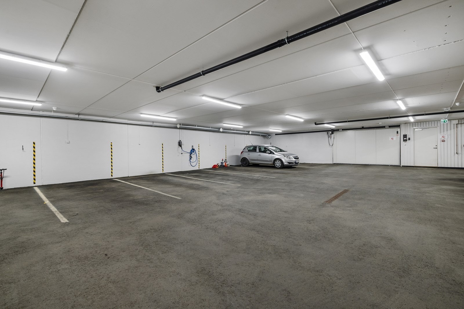 Én eiet parkeringsplass i felles, lukket parkeringskjeller med heisadkomst. Galleribilde