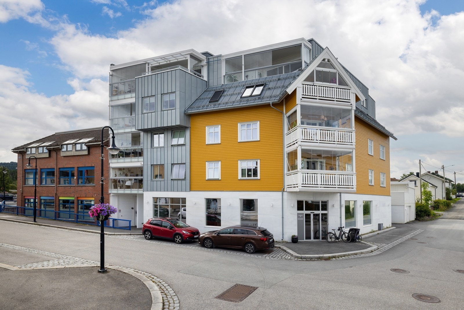 Moderne leilighetsbygg fra 2016 med sentral beliggenhet i Jevnaker sentrum. Galleribilde