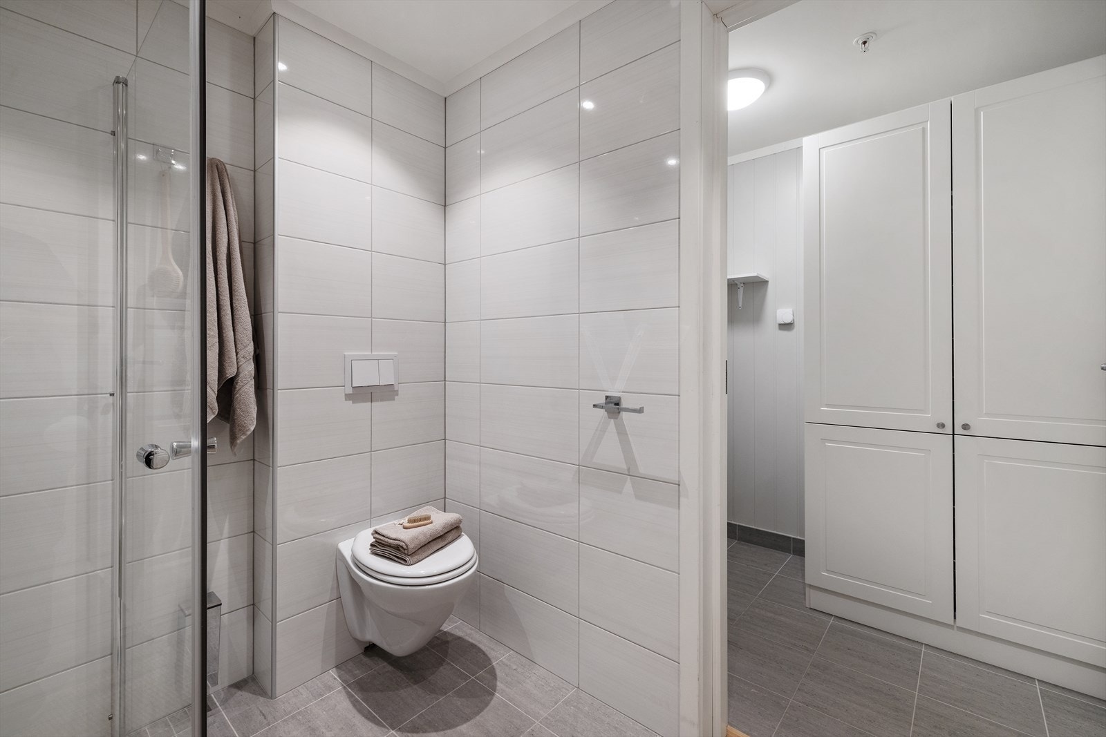 Fra badet er det praktisk tilgang til et separat teknisk rom og vaskerom. Galleribilde
