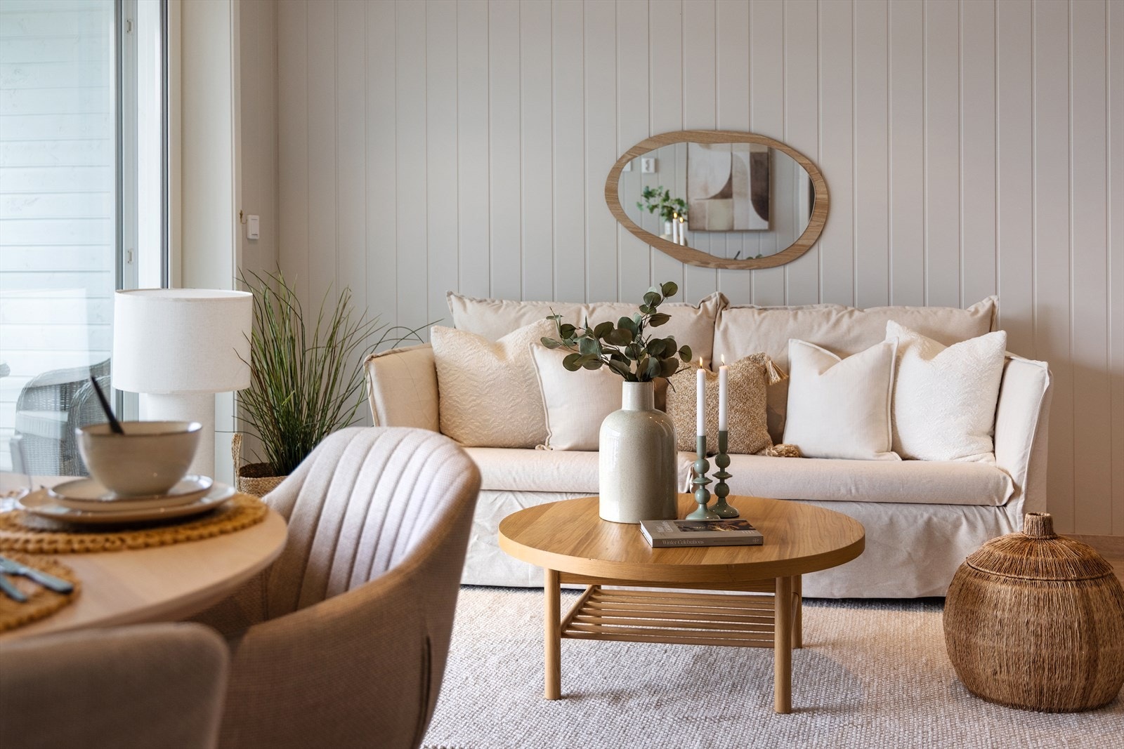 Stuen har god plass til en romslig sofagruppe og møblement. Galleribilde