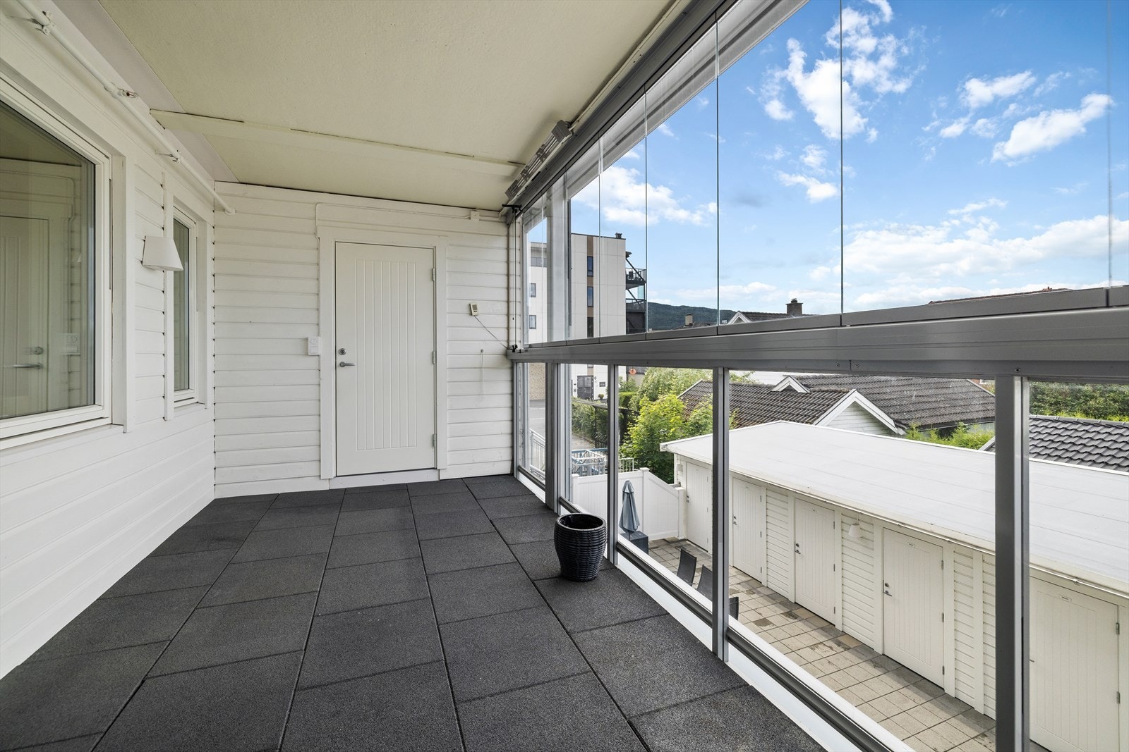 Den sydvestvendte balkongen er innglasset og kan brukes store deler av året. Galleribilde