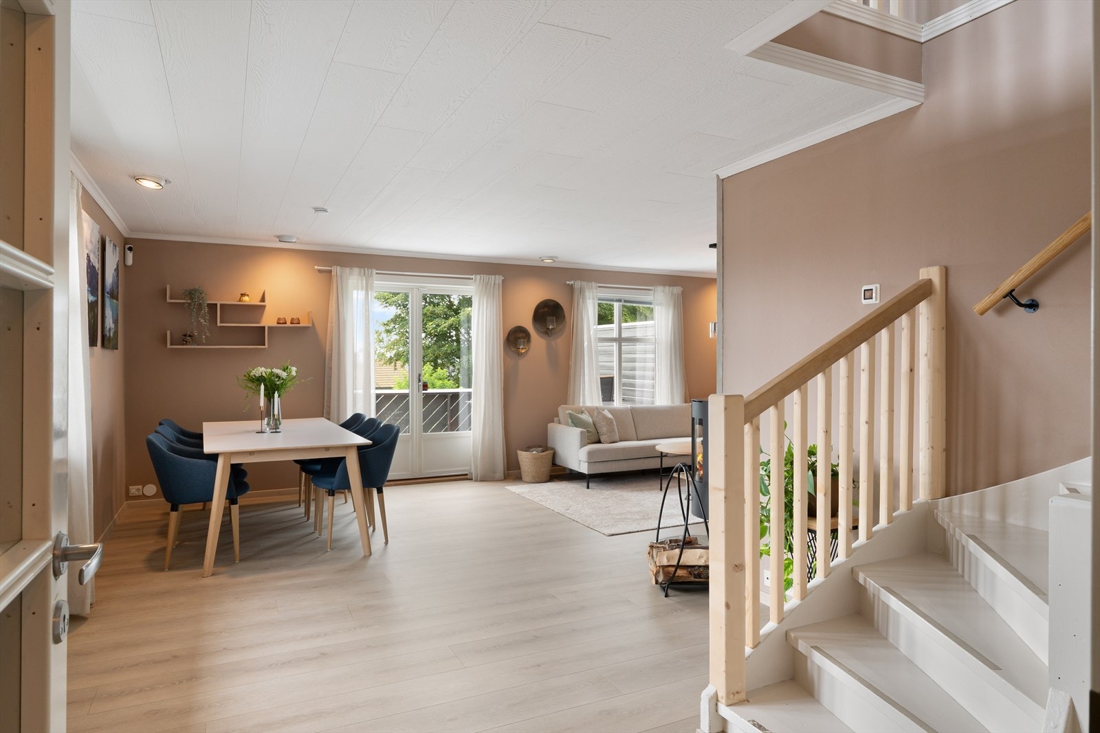 Fra hallen er det tilgang til alle rom i etasjen, samt trapp opp til andre etasje. Galleribilde