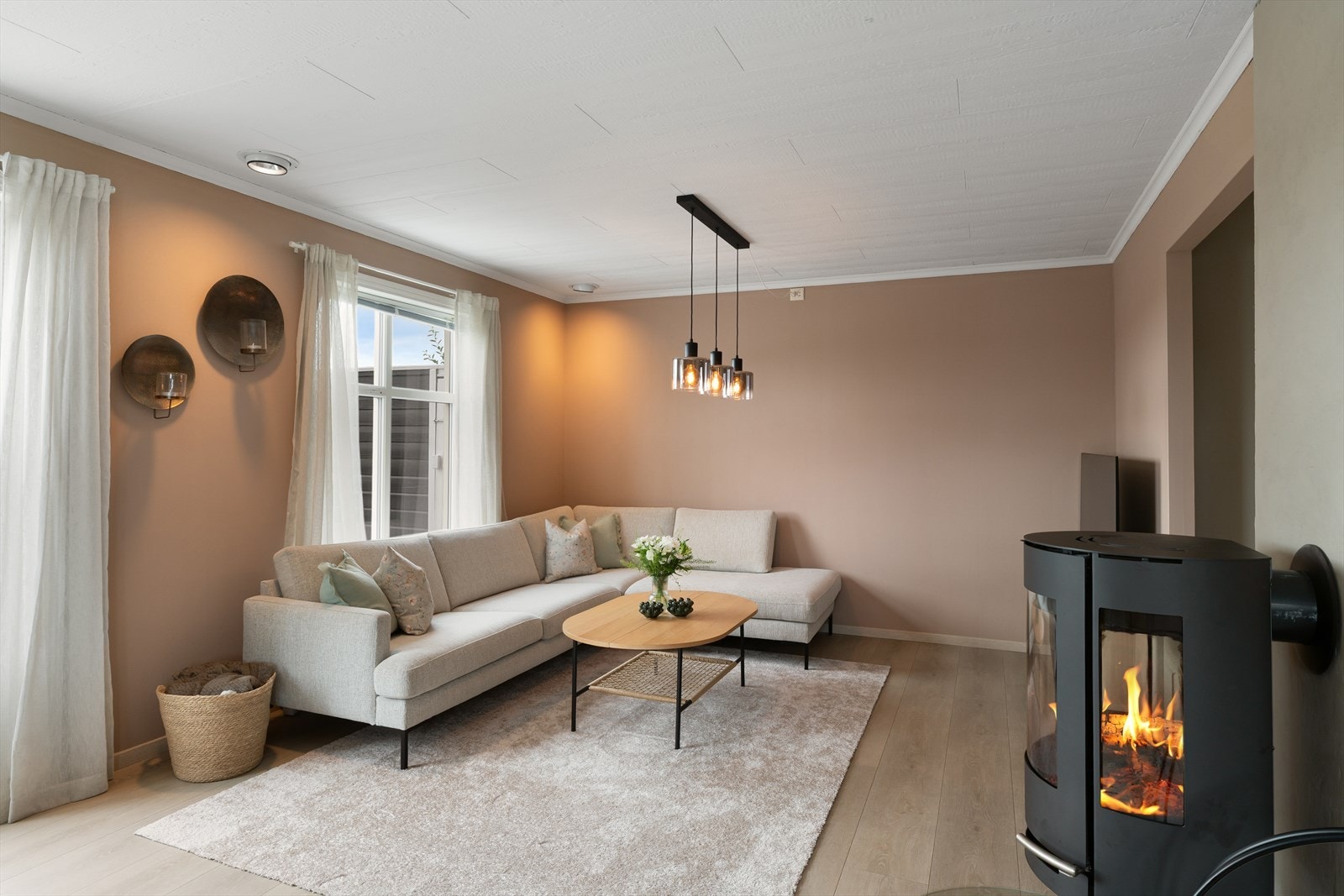 Stuen har laminat på gulv og malte slettvegger. Galleribilde