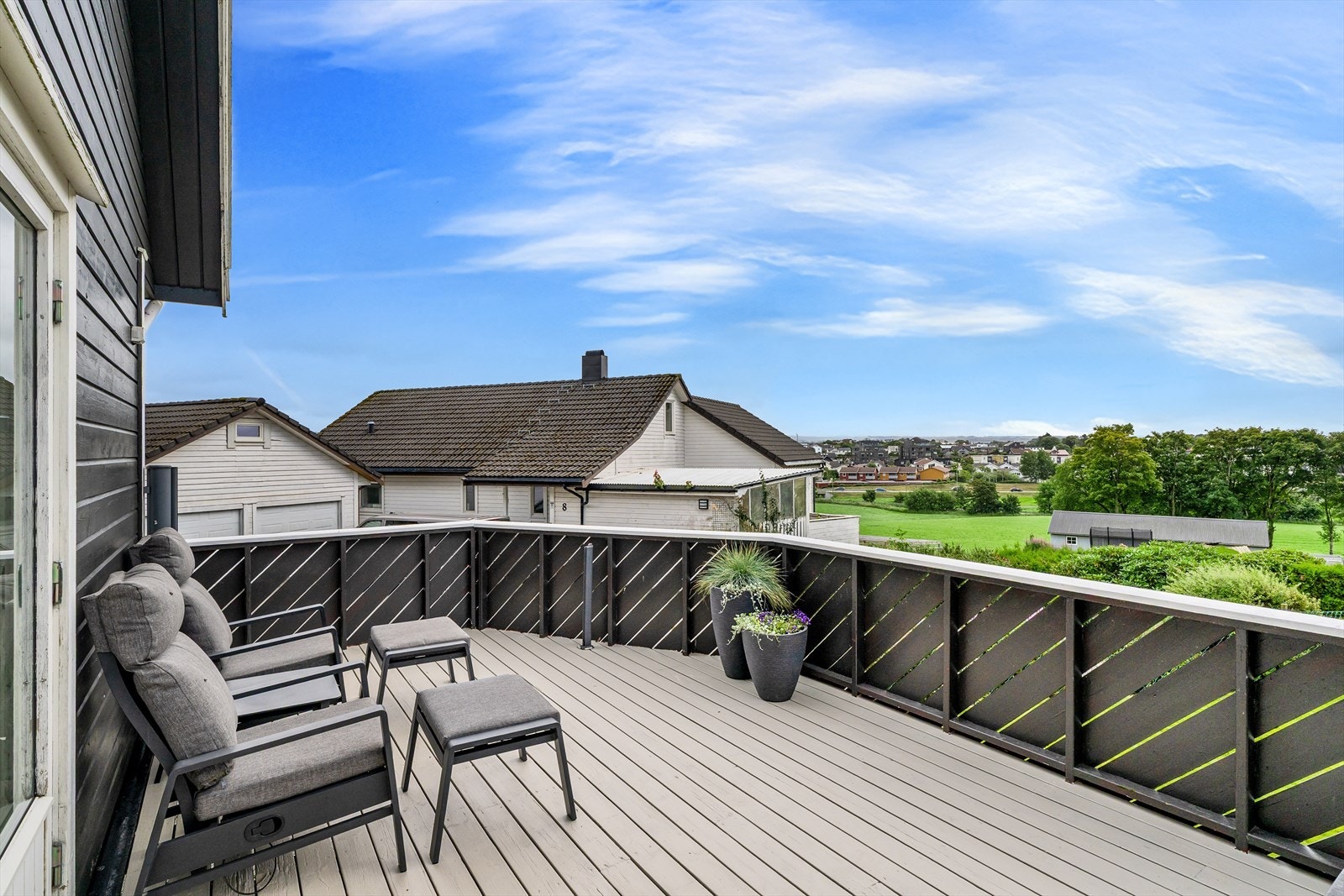 Fra stuen er det utgang til en stor terrasse med utsikt over nærområdet. Galleribilde
