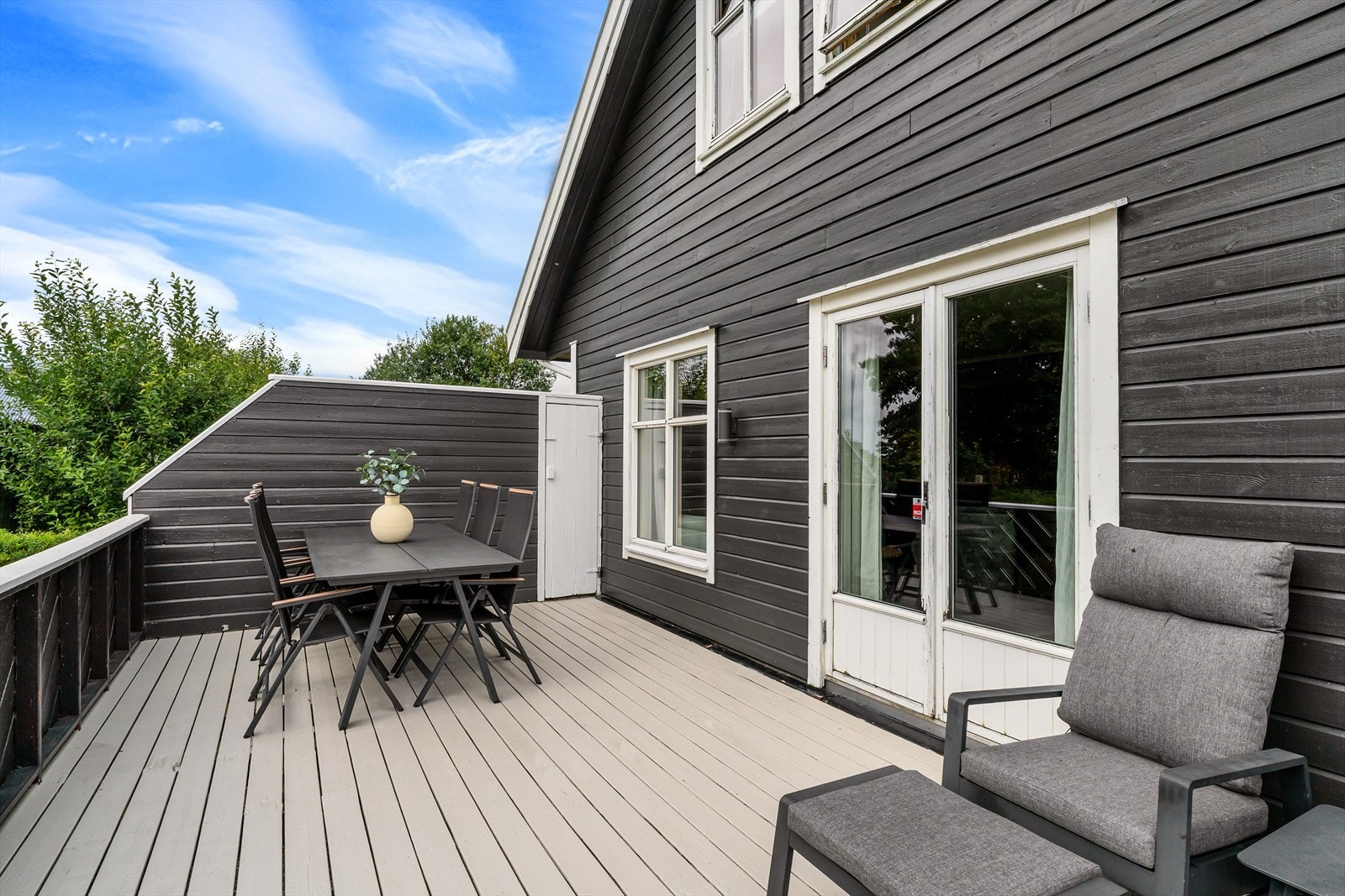 Terrassen har god plass til både sittegruppe og spisebord. Galleribilde