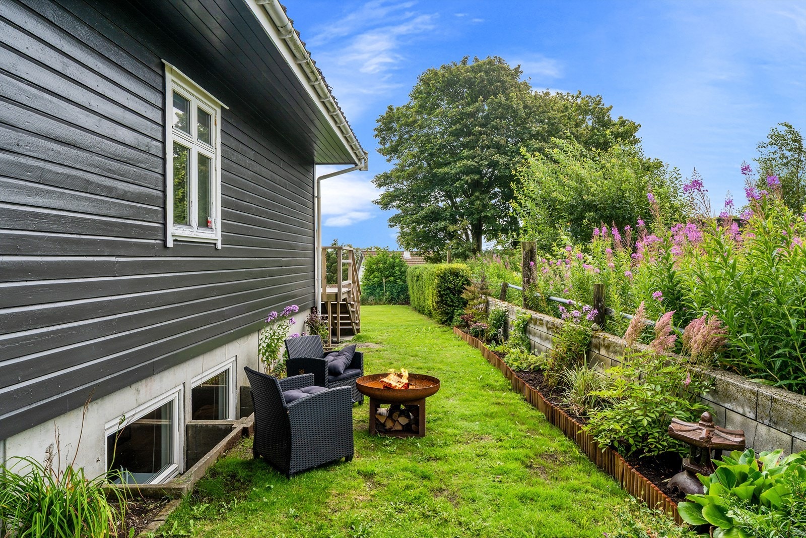Hyggelig og skjermet uteplass på baksiden av huset. Galleribilde