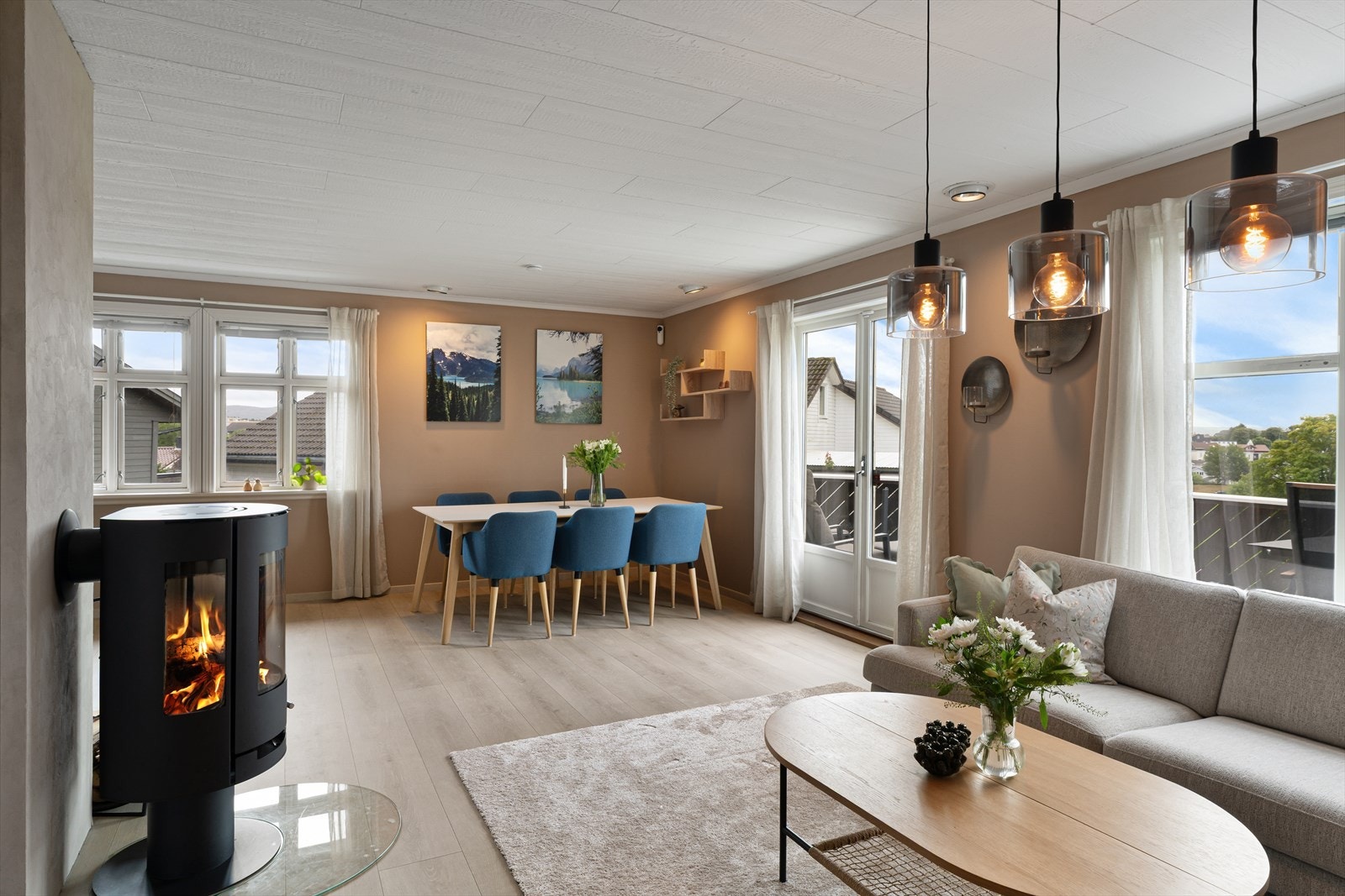 Stuen er oppgradert med moderne farger og lyst gulv Galleribilde