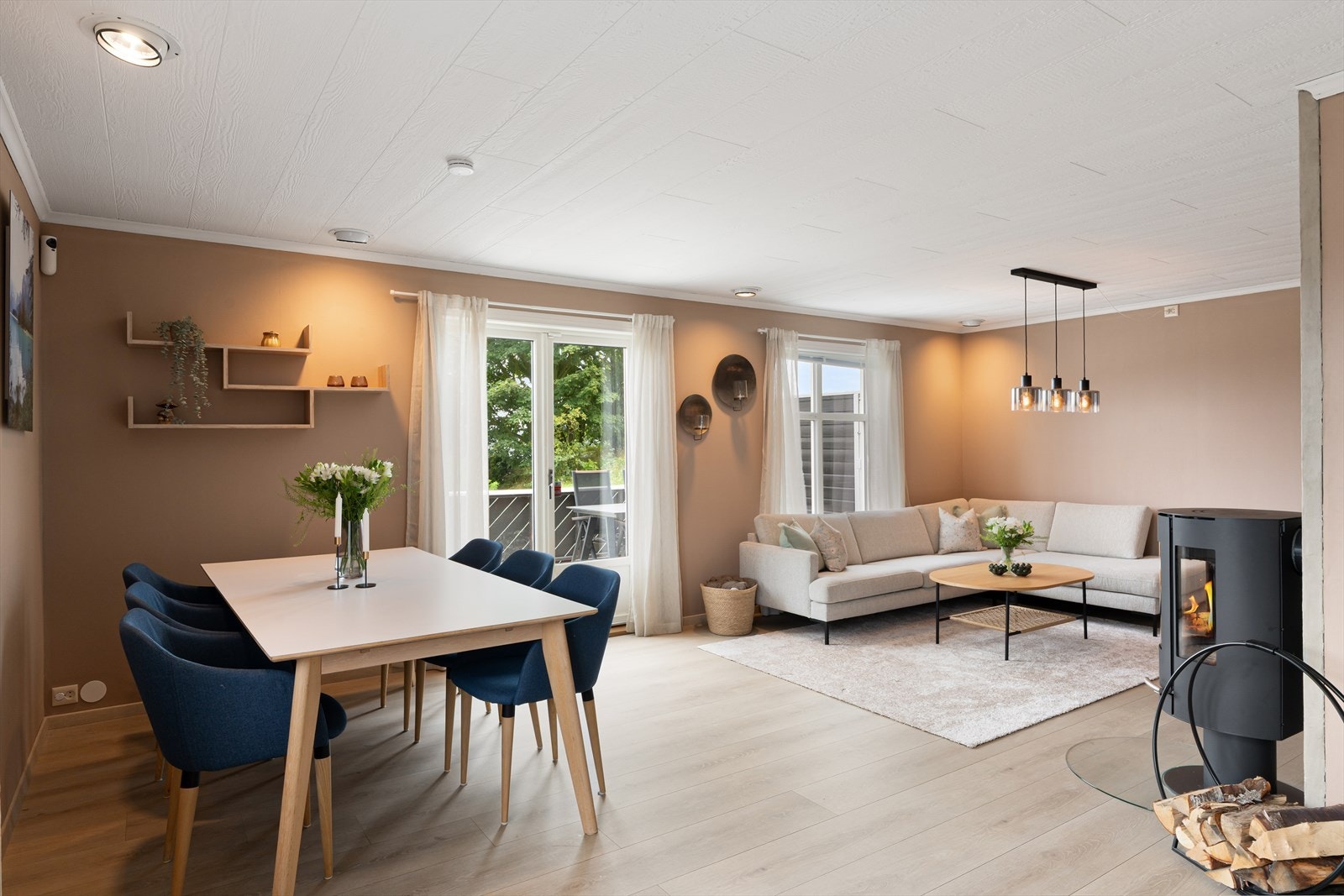 Store vindusflater gir godt med naturlig lys i oppholdsrommene. Galleribilde