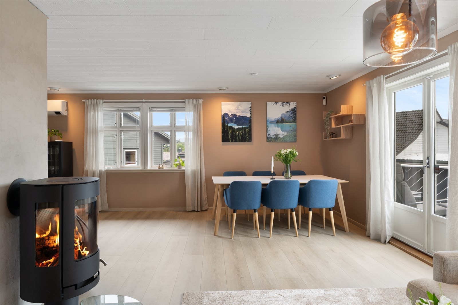 Fra stuen er det direkte utgang til terrassen Galleribilde