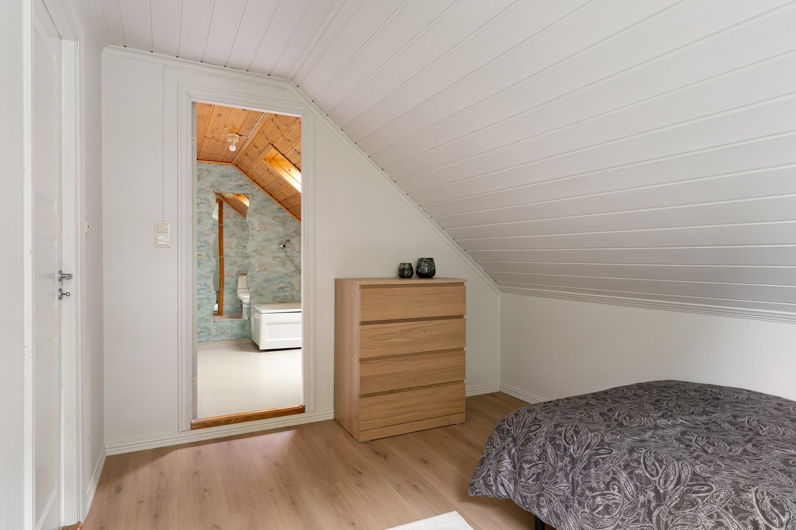 Soverom med direkte tilknytning til badet i andre etasje. Galleribilde