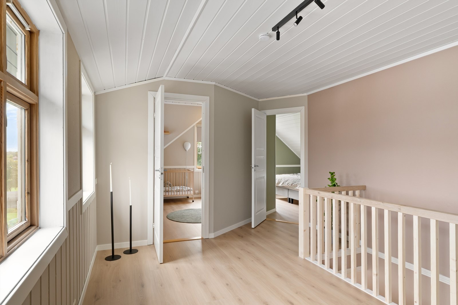 Fra loftstuen er det tilgang til etasjens fire soverom og bad. Galleribilde